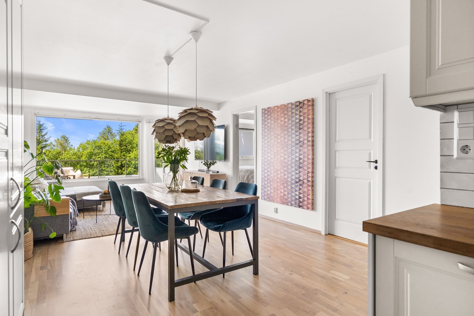 Rommet har i tillegg til sofaløsning god plass til en spisegruppe og annet møblement Galleribilde