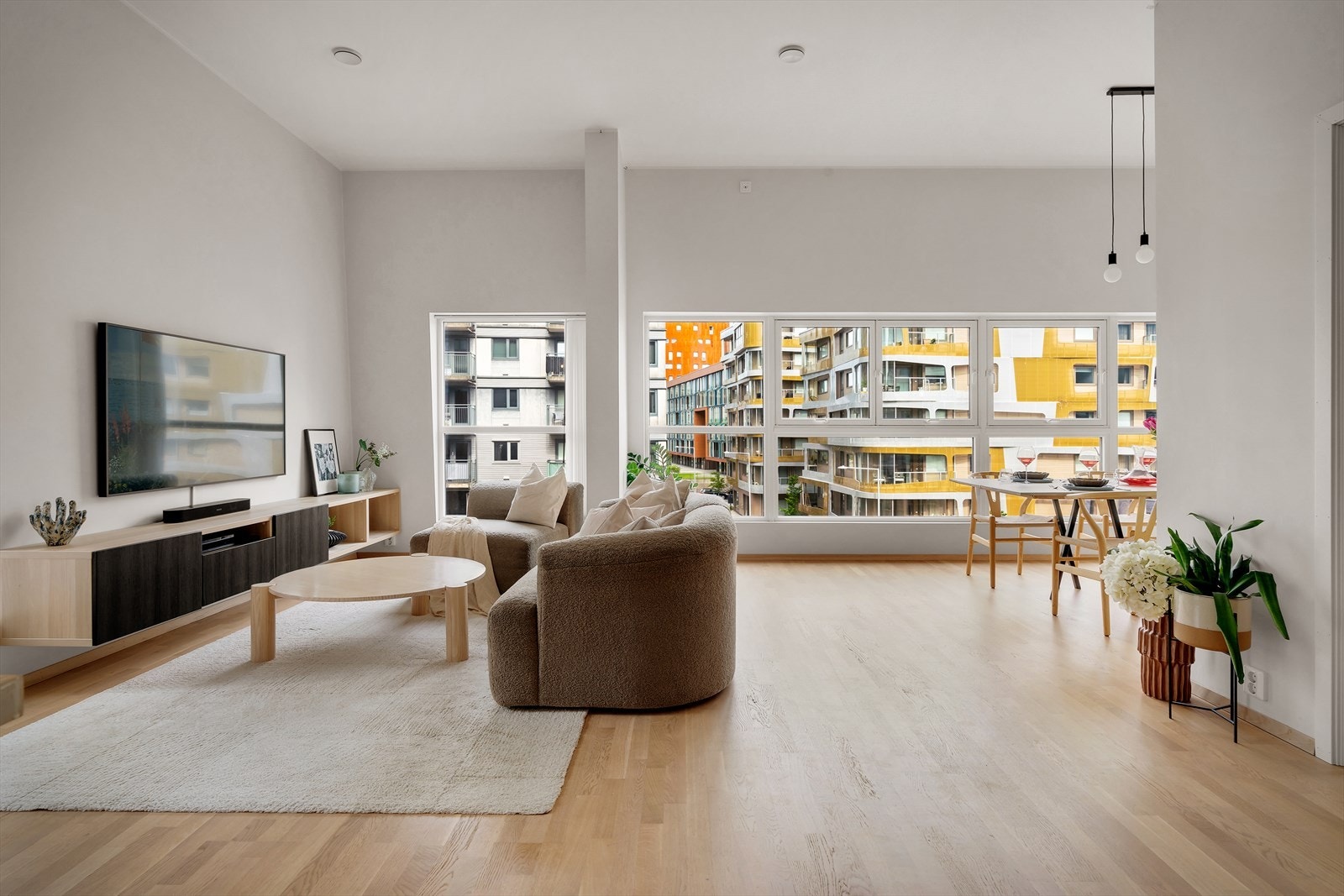 - Leiligheten har en unik takhøyde målt til 3,24m i stuen - Galleribilde