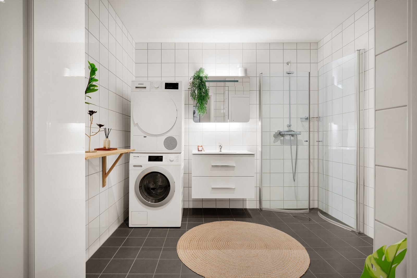 - Lyst helfliset bad med vannbåren varme i gulvet - Galleribilde