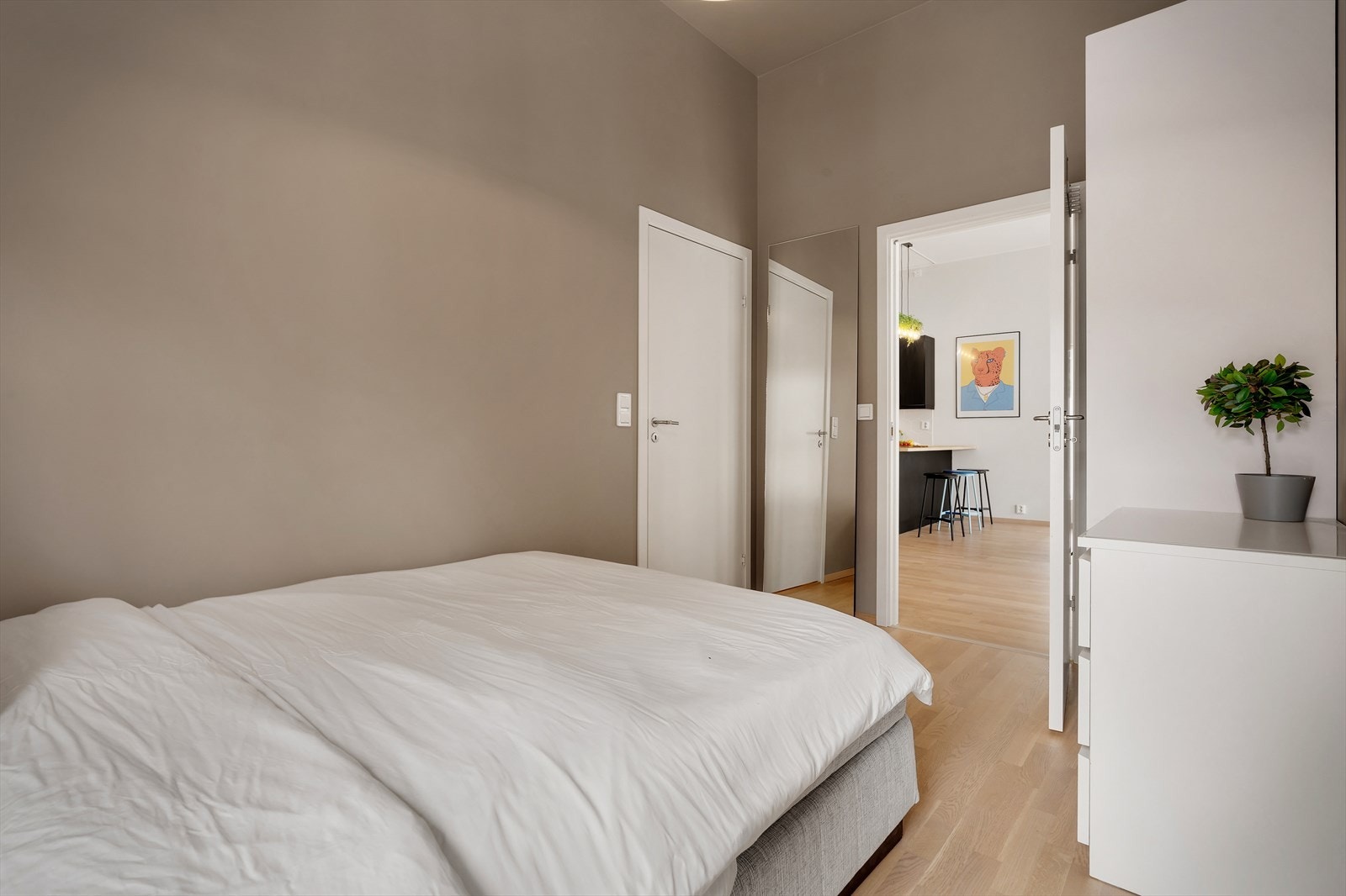 - På soverommet har du et tilhørende bad som måler 2,9 m² - Galleribilde