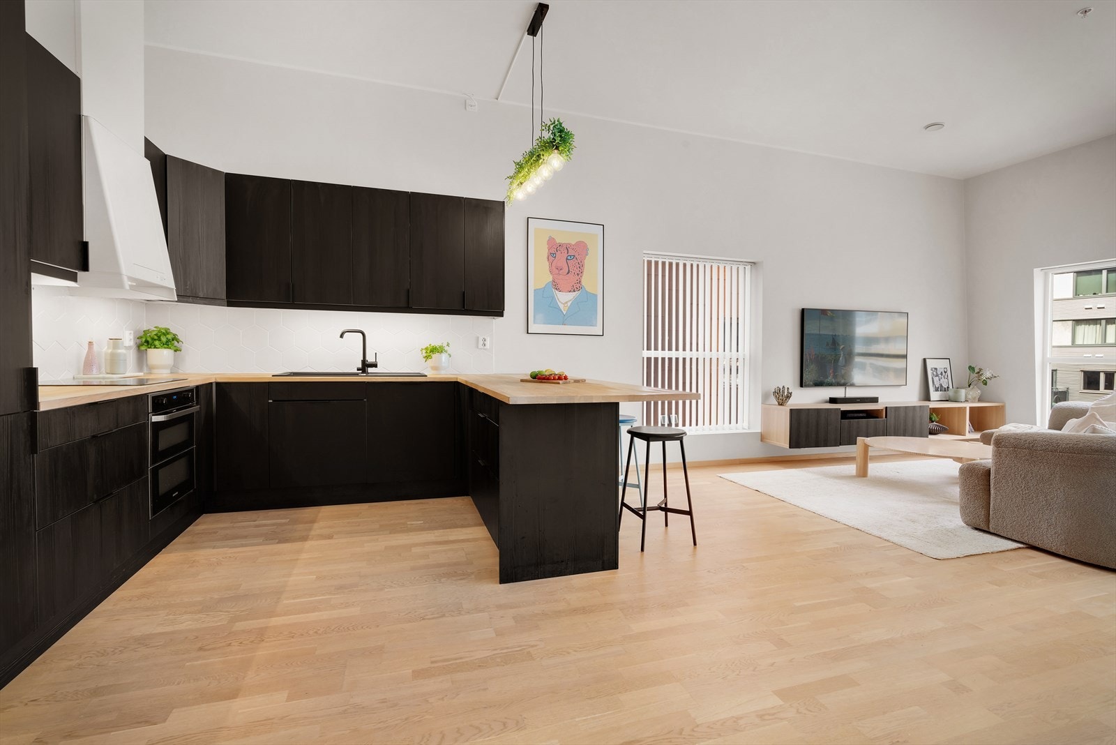 - Kjøkkeninnredning fra Sigdal med slette fronter og benkeplate i tre med nedfelt vask - Galleribilde