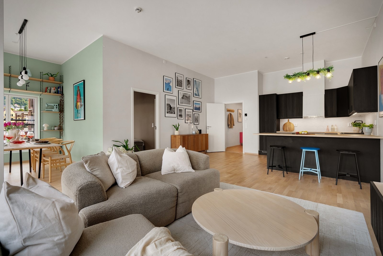 - Stue og kjøkken måler hele 47 m² til sammen - Galleribilde