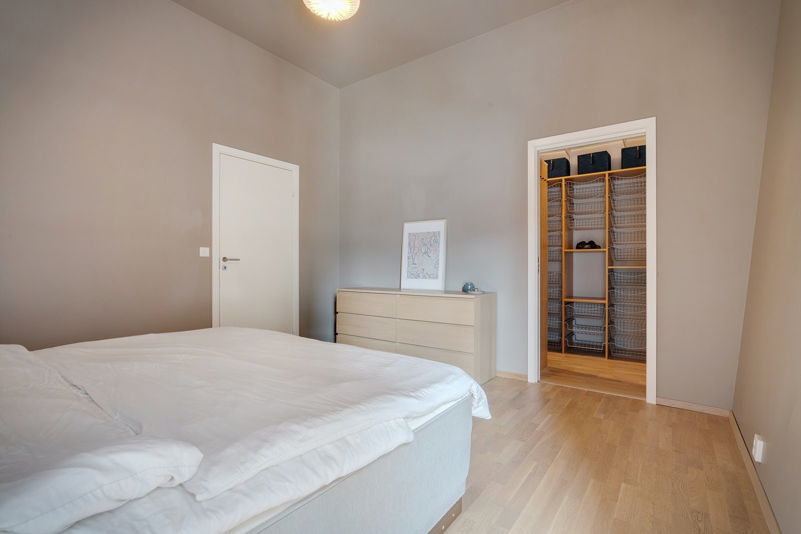 - I tillegg har du et eget walk-in hvor du kan oppbevare klærne dine - Galleribilde