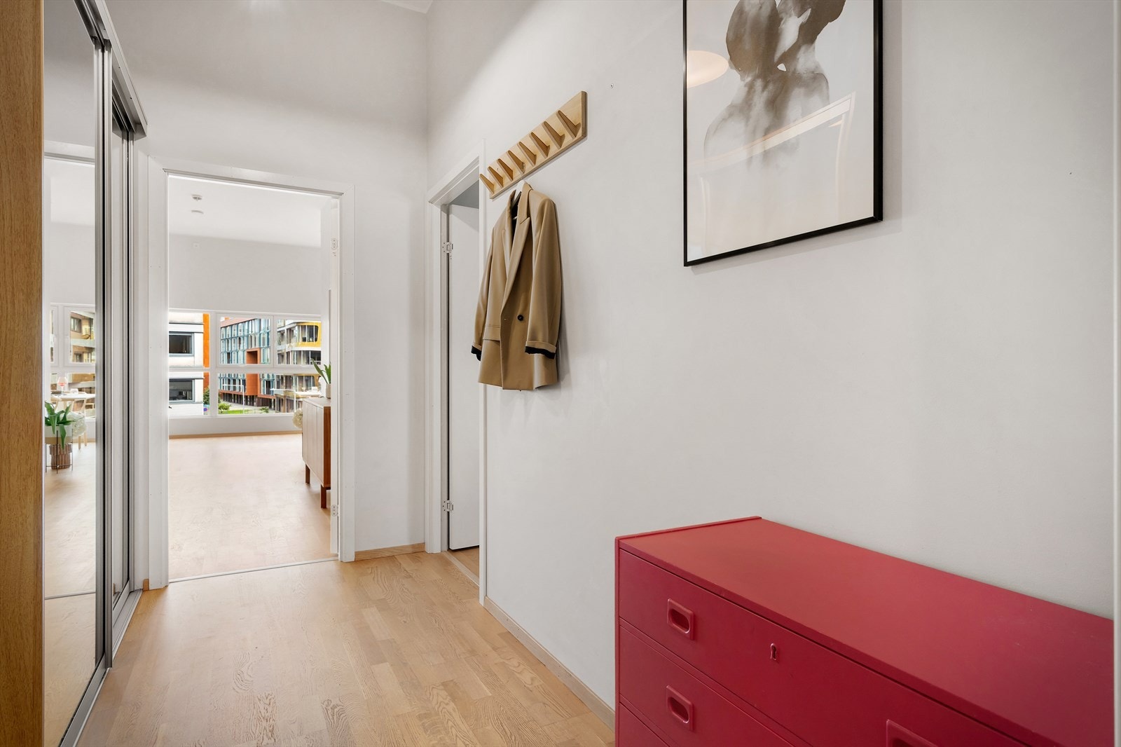 - Lys og innbyende entré på 6,1 m² - Galleribilde