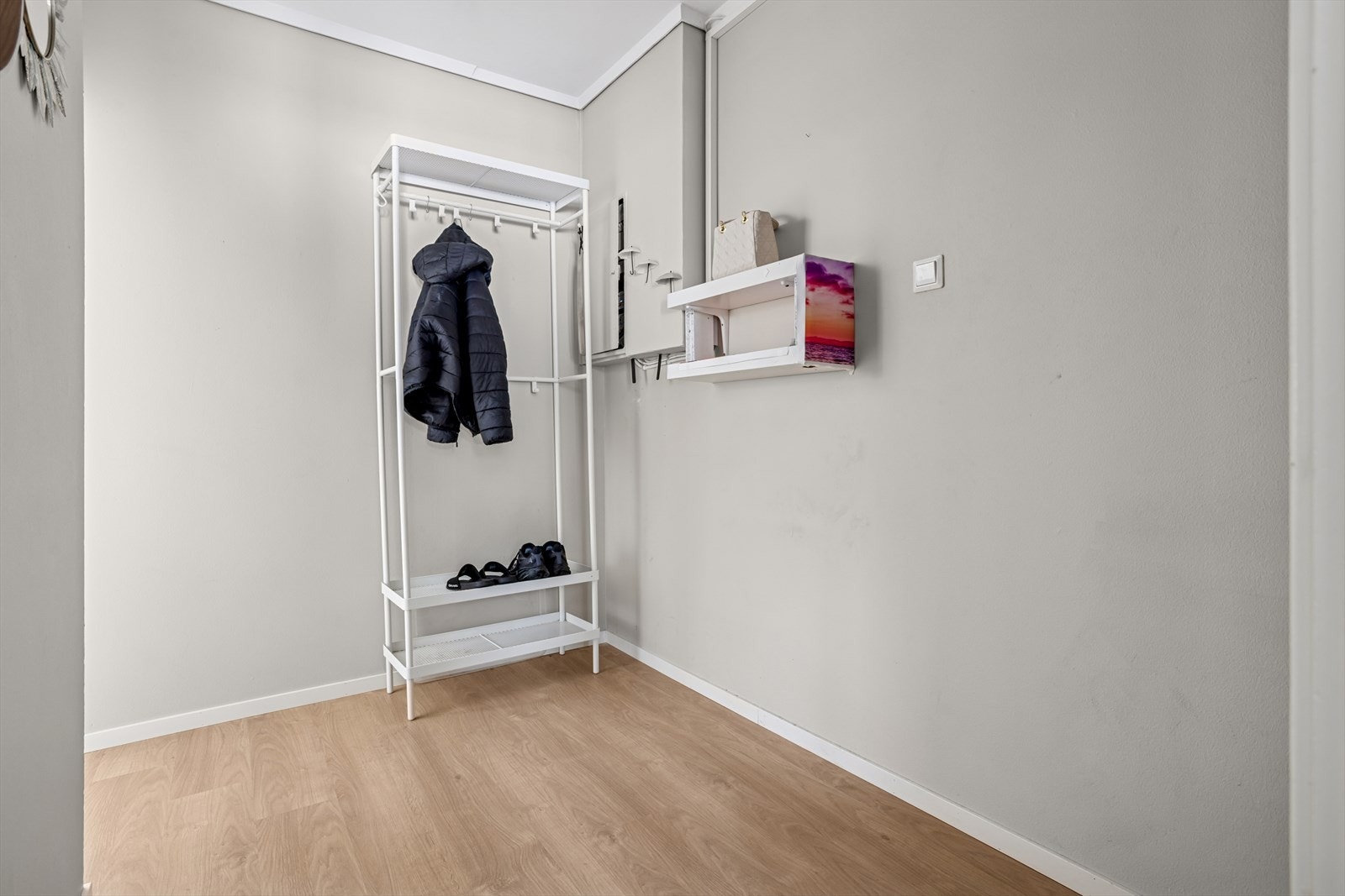 Du blir møtt av en innbydende entré, hvor det er plass til å henge fra seg yttertøy og sko. Galleribilde