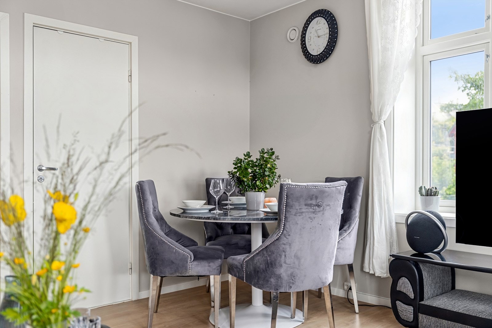 Planløsningen gir god plass til både sofagruppe, TV-løsning og spiseplass, noe som gjør rommet svært allsidig. Galleribilde