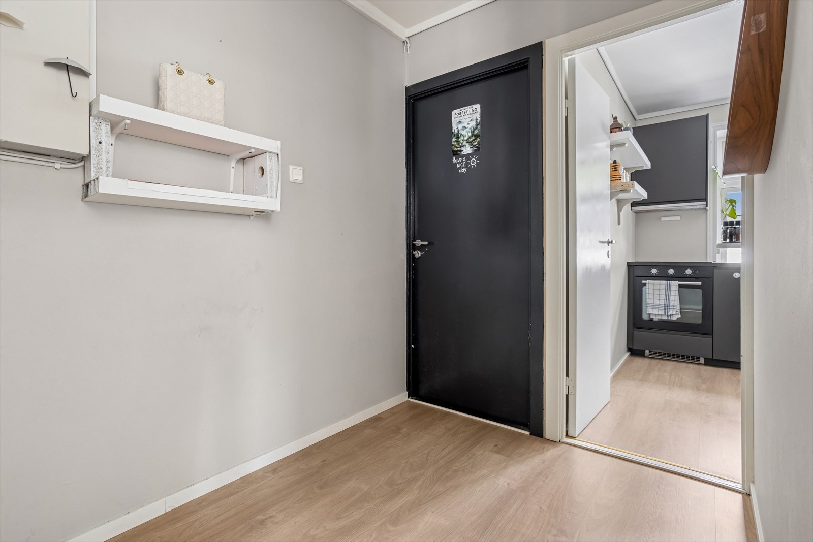 Entréen er knytningspunktet til stue og kjøkken. Galleribilde