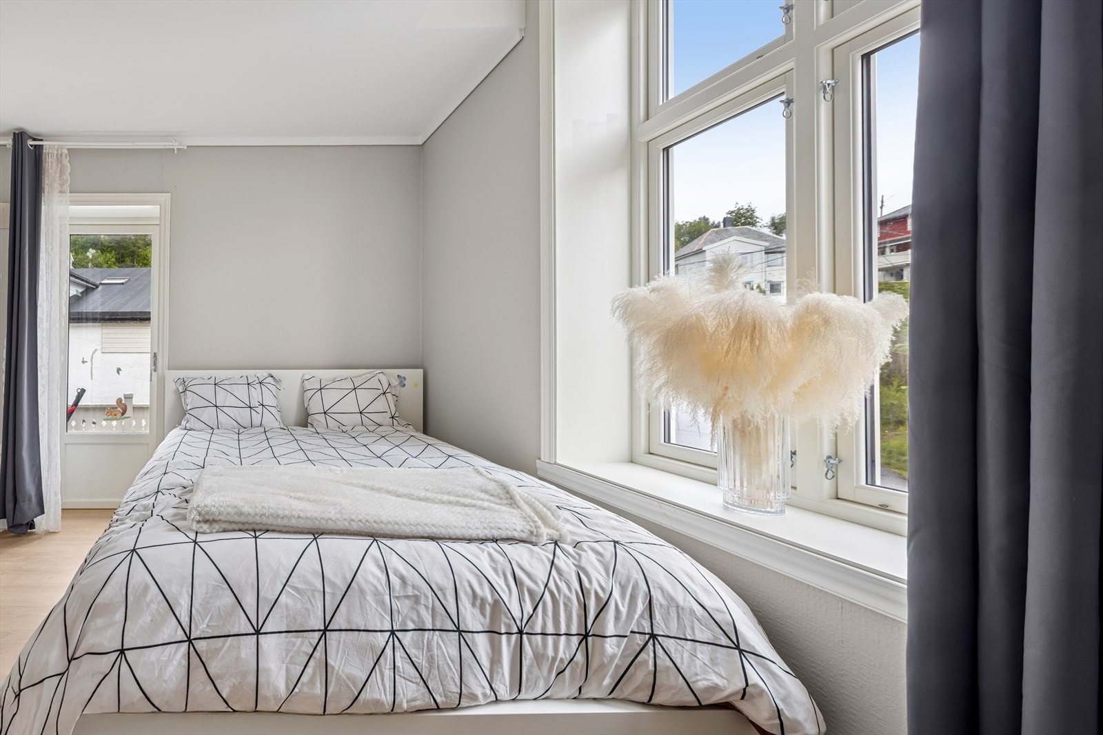 Boligen har ett romslig soverom på ca. 12 m², med god plass til seng med både stående nattbord og skap. Galleribilde