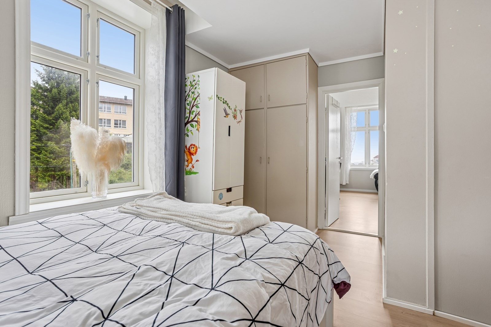 For ekstra lagringsplass er det mulig å sette inn en kommode eller skap. Galleribilde