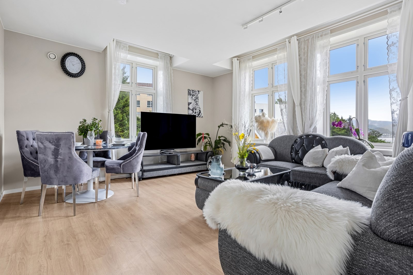 Den romslige stuen på ca. 19 m² har flere møbleringsmuligheter, slik at du kan skape den stuen du selv måtte ønske. Galleribilde