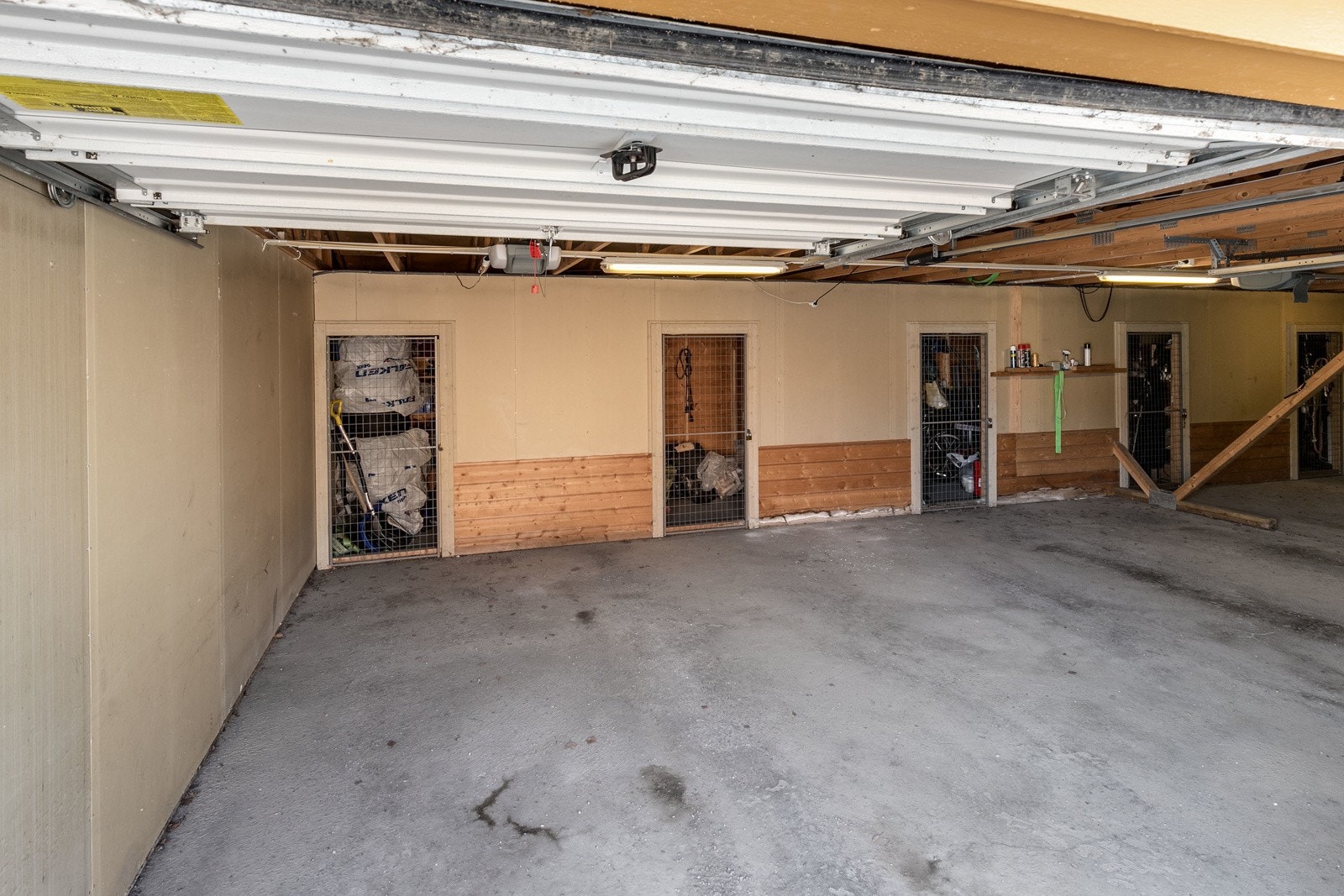 Leiligheten disponerer en fast garasjeplass m/el. portåpner og praktisk sportsbod i bakkant. Garasjeplasser og boder er plassert på fellesareal i sameiet med bruksrett for hver seksjonseier. Galleribilde