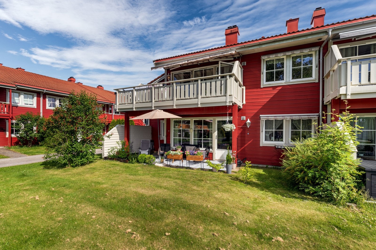 Fra stuen er det utgang til en sydvendt hellelagt markterrasse på hele 20 kvm, hvor man kan nyte late dager og sene kvelder i hyggelige omgivelser. Det er satt opp levegg i treverk mot nabo. Galleribilde