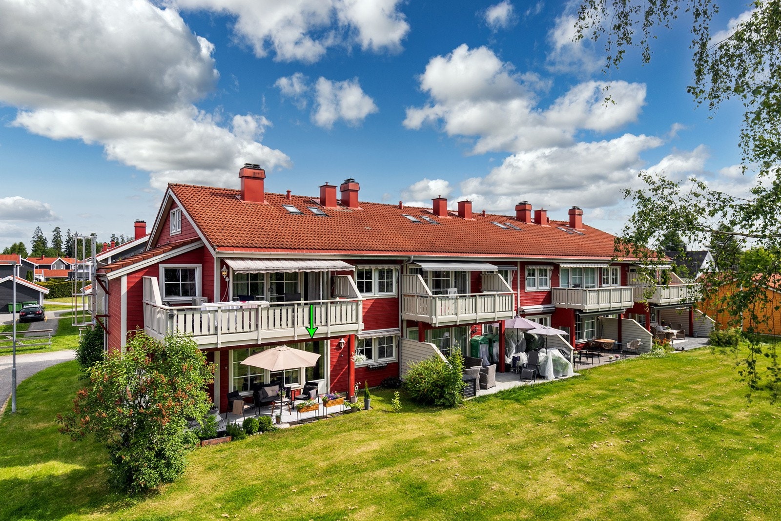 Lys og romslig 4(5)-roms endeleilighet beliggende i et populært og meget familievennlig boligområde på Nordby, like utenfor sentrum av Jessheim! Galleribilde
