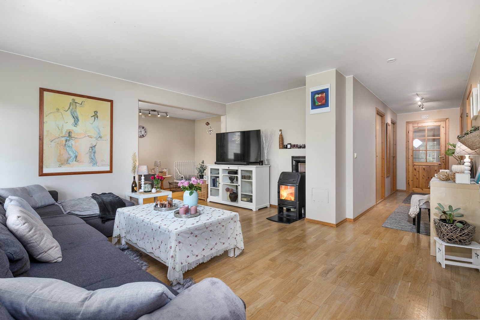 Midt i rommet er det installert en peisovn som varmer godt på kalde dager og gir en lun atmosfære, varme og hygge. Galleribilde