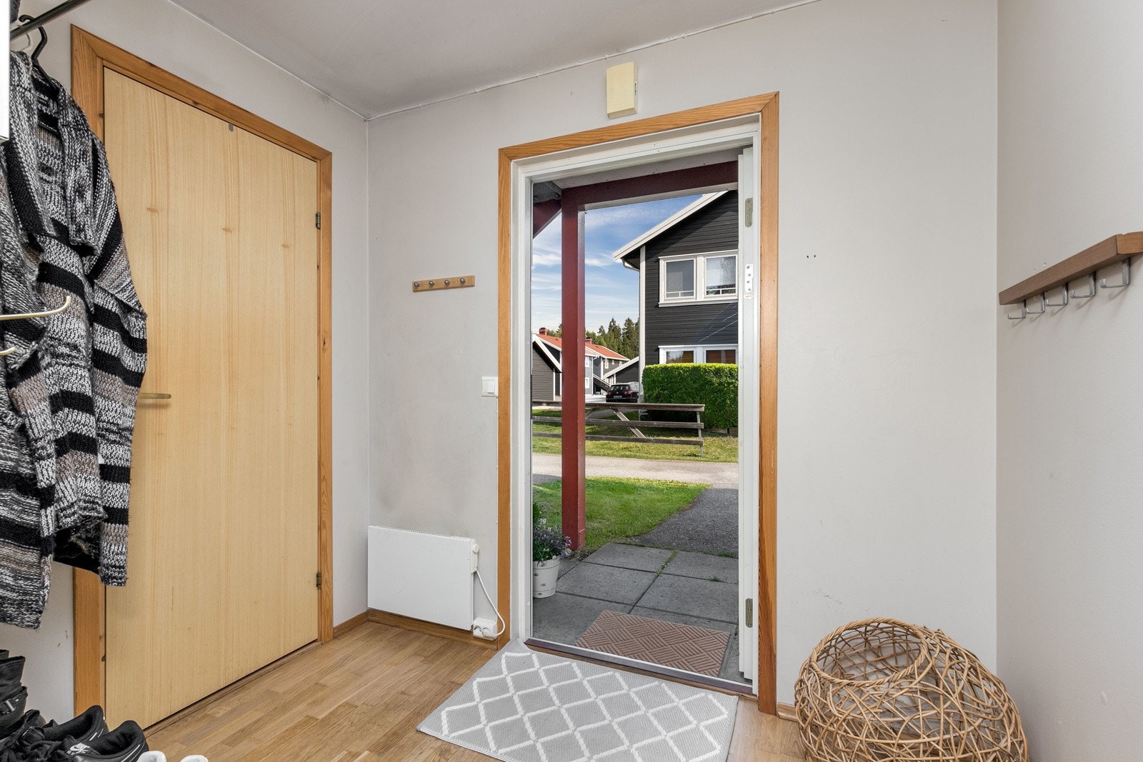 Lys entre/gang med parkett på gulv og lysmalte veggflater, som gir et godt førsteinntrykk av leiligheten. Det er direkte tilgang til praktisk innvendig bod, perfekt til oppbevaring av ytterklær og sko. Galleribilde