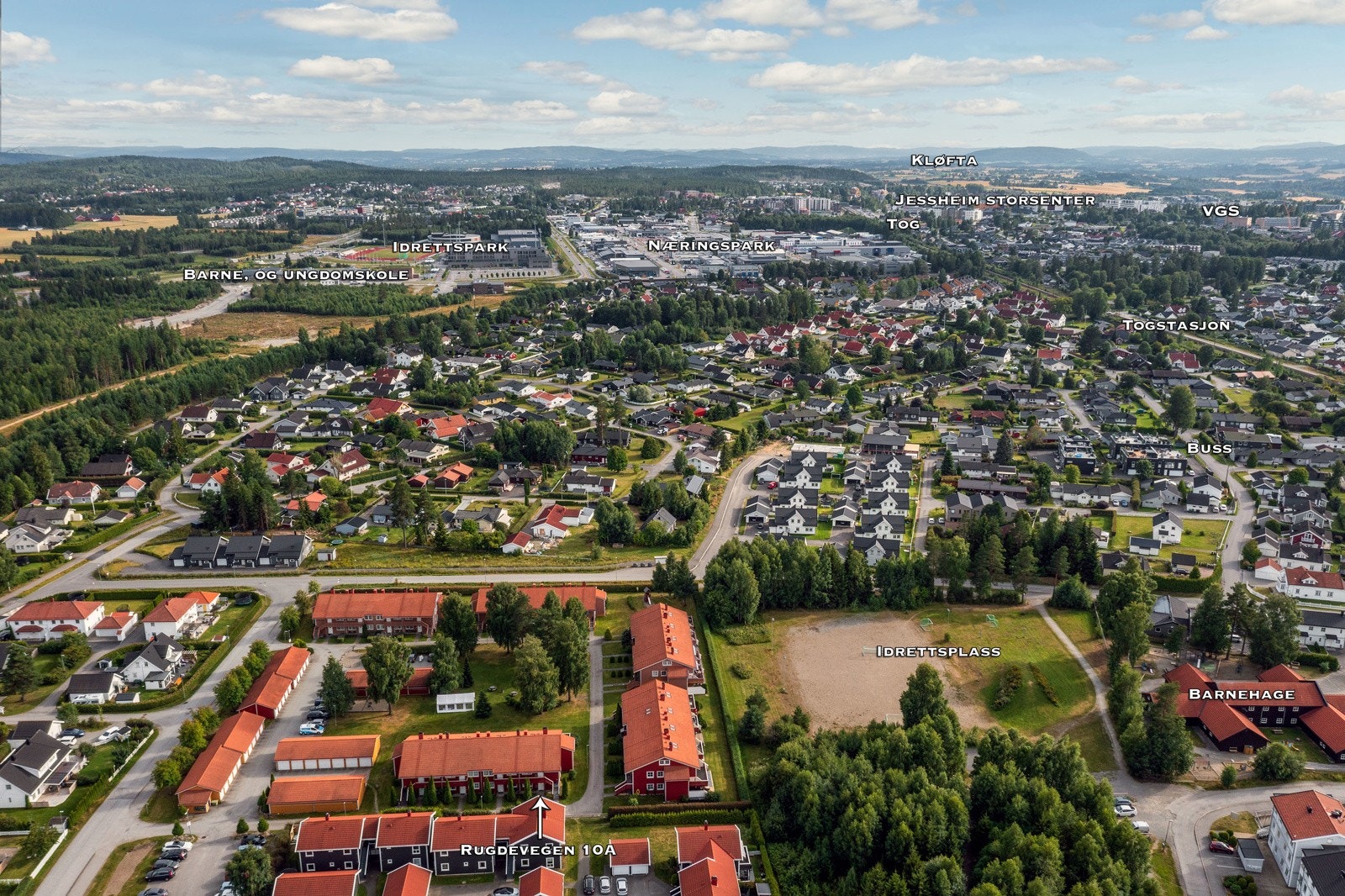 Det er ca. 30 min spasertur inn til sentrum hvor det bla. er kjøpesenter, restauranter, kino, kulturhus m.m. Galleribilde