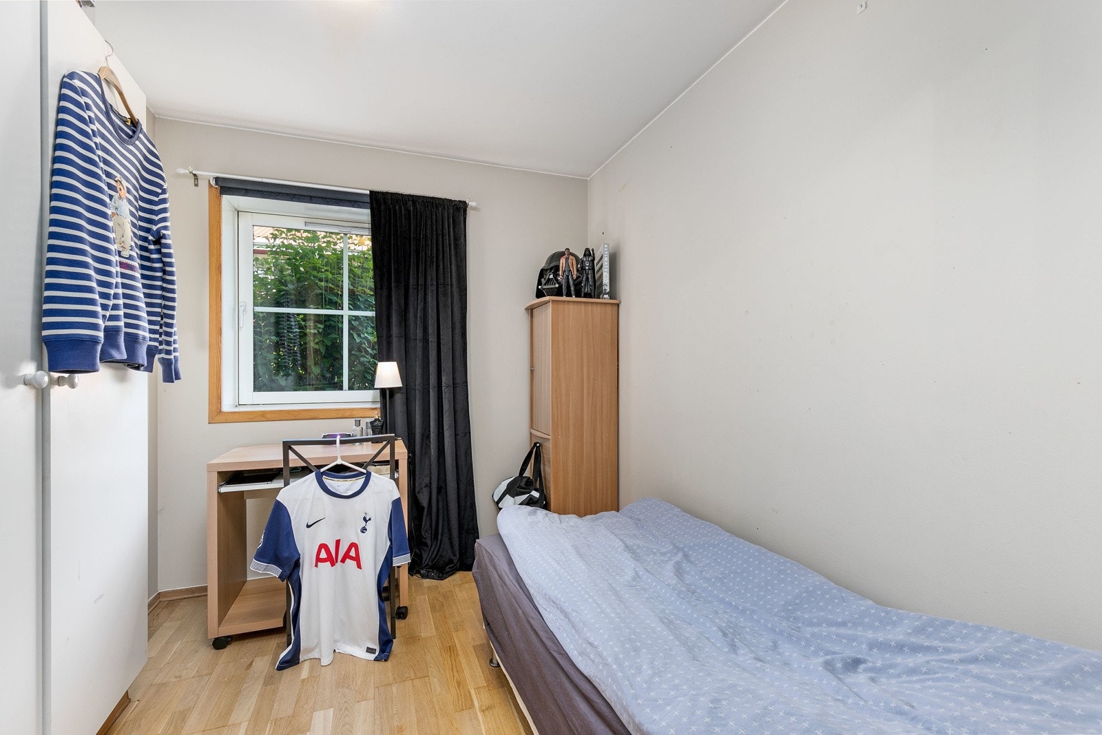 Soverom 3 fremstår som det perfekte ekstrarom - alt etter egne ønsker og behov. Rommet har malte veggflater, parkett på gulv og et stort vindu. Galleribilde
