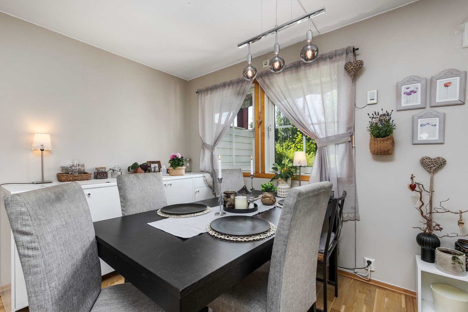 Spisestuen i forkant av kjøkkenet innbyr til hyggelige måltider med familie og gode venner. Flott lys fra store vindusflater. Galleribilde