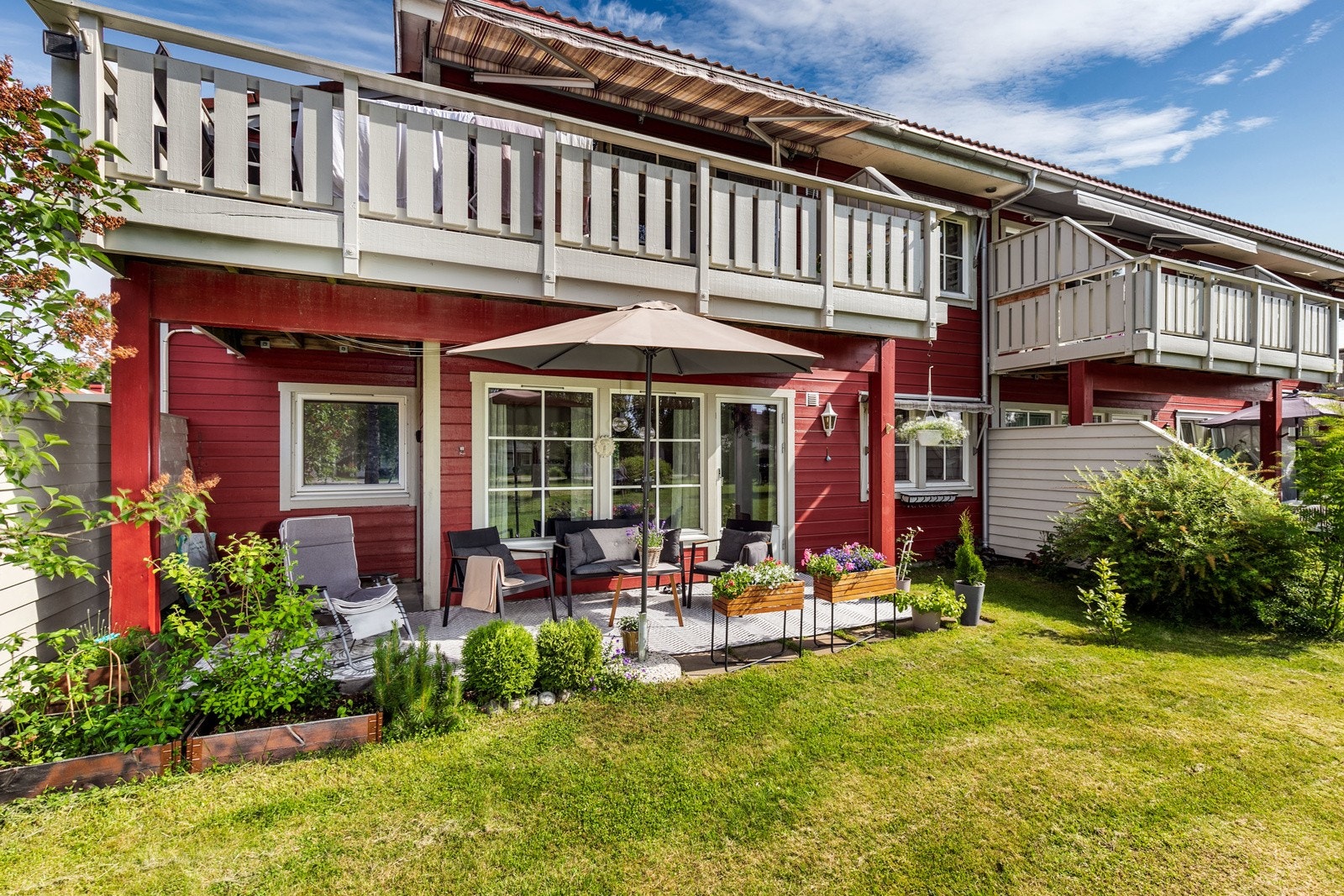 På uteplassen kan man nyte gode solforhold gjennom store deler av dagen på sommerstid. Galleribilde