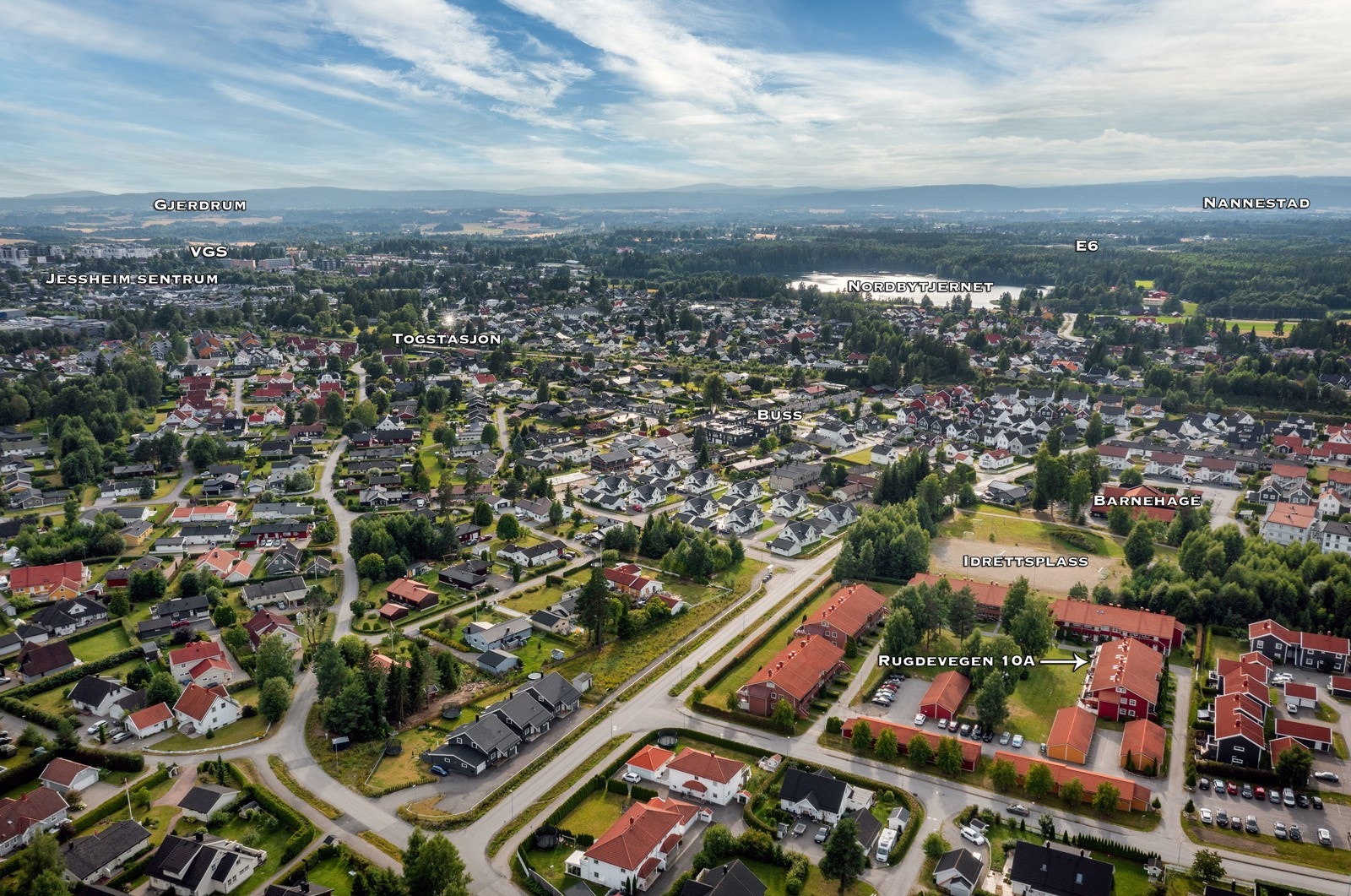 Nordby togstasjon ligger kun 1,4 km fra boligen, og herfra går det tog mot Oslo med to avganger i timen. Galleribilde