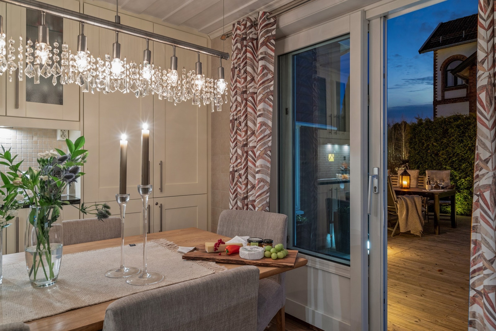 Utgang til ca. 52 kvm terrasse med gode solforhold Galleribilde