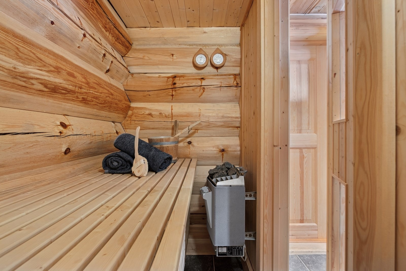 Fra dette badet er det videre adkomst inn til en herlig badstue! Galleribilde