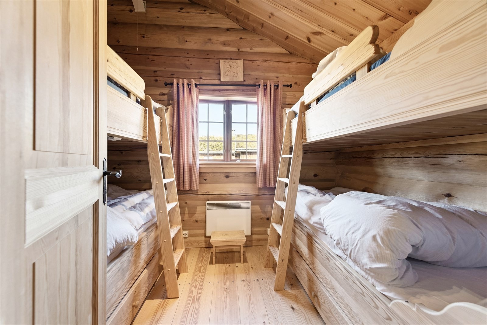 Hytta har fire soverom Galleribilde