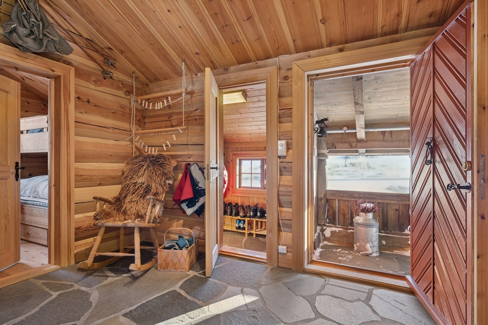 Velkommen inn i en innbydende entré med lekkert skifergulv med gulvvarme. Galleribilde