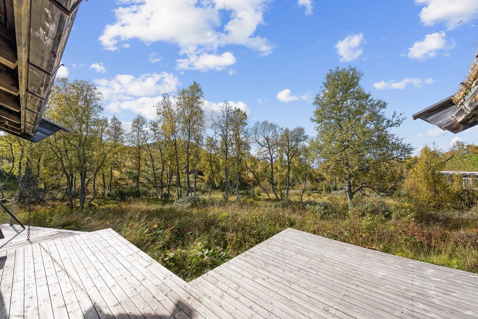 Terrassen byr på gode solforhold samt god plass for utemøblement Galleribilde