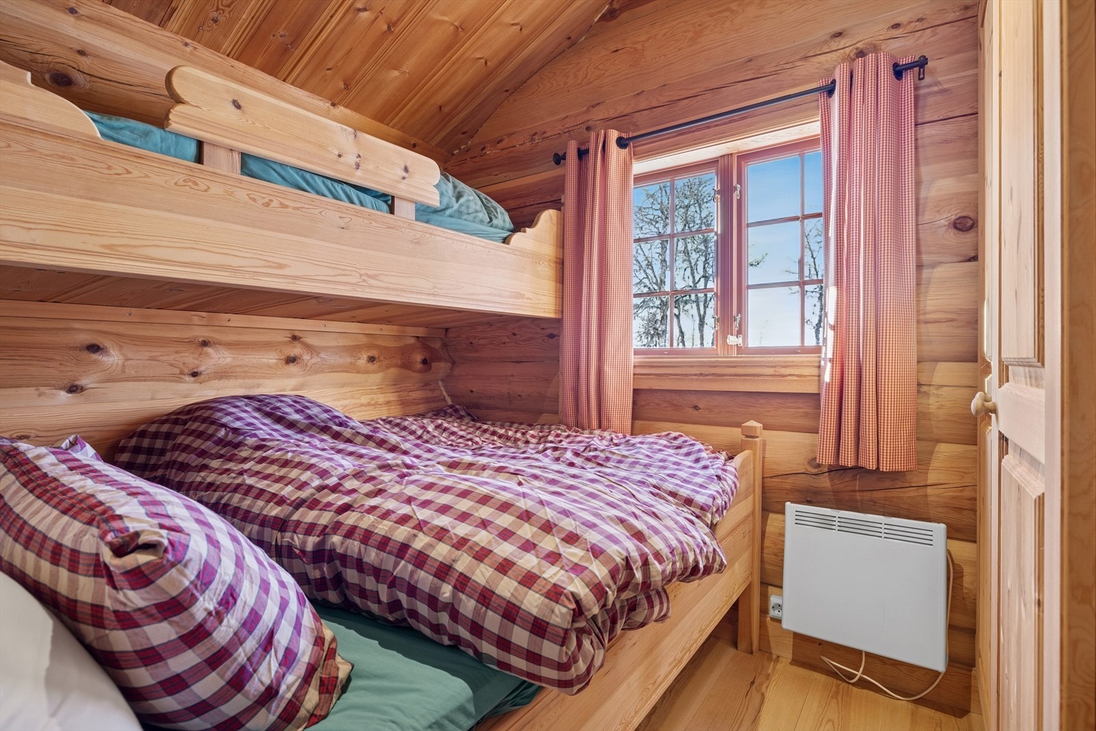 Totalt har en hele 12 soveplasser og dermed plass for både familie og venner. Galleribilde