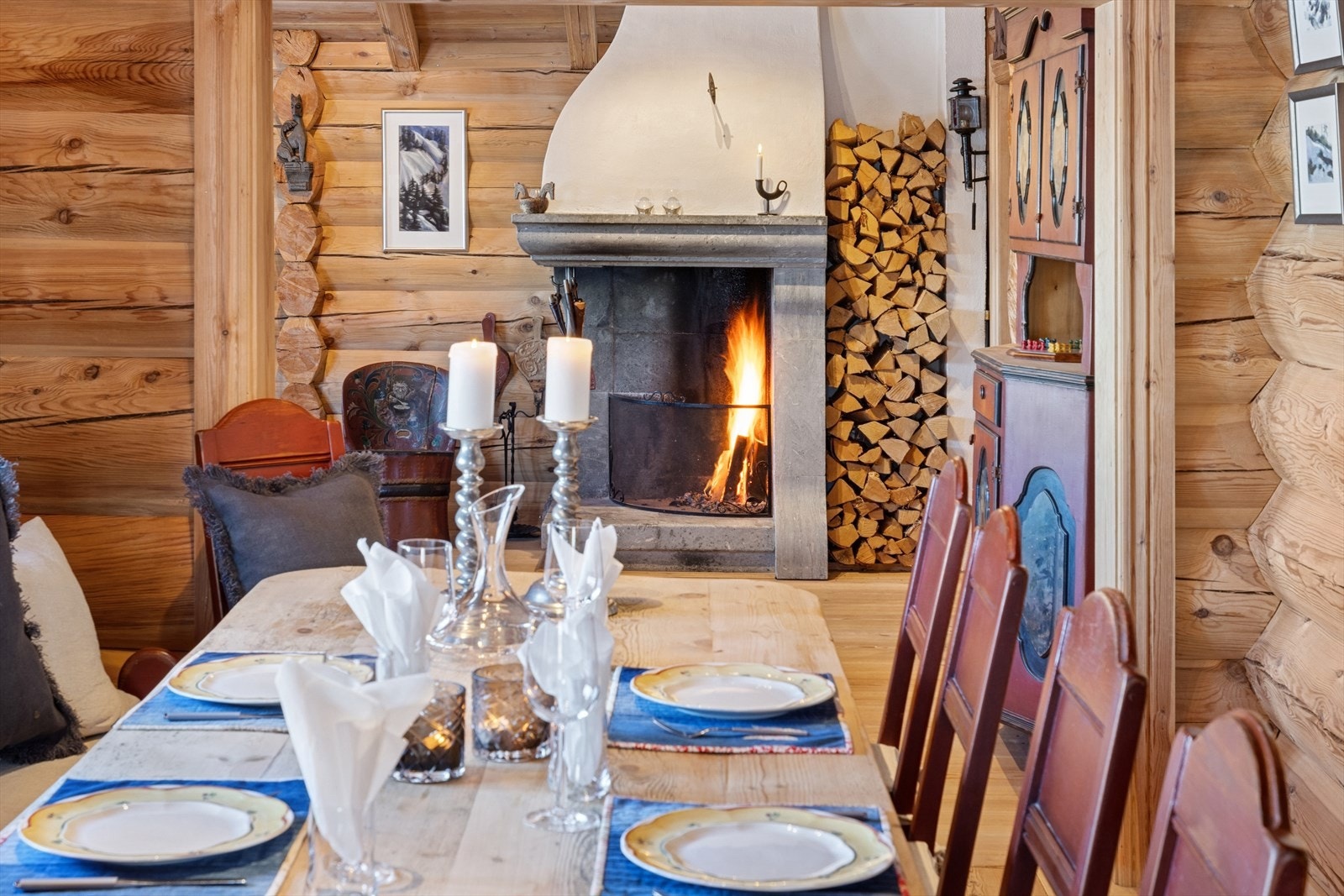 I mellom kjøkken og stue er det god plass for en hyggelig spisegruppe. Galleribilde