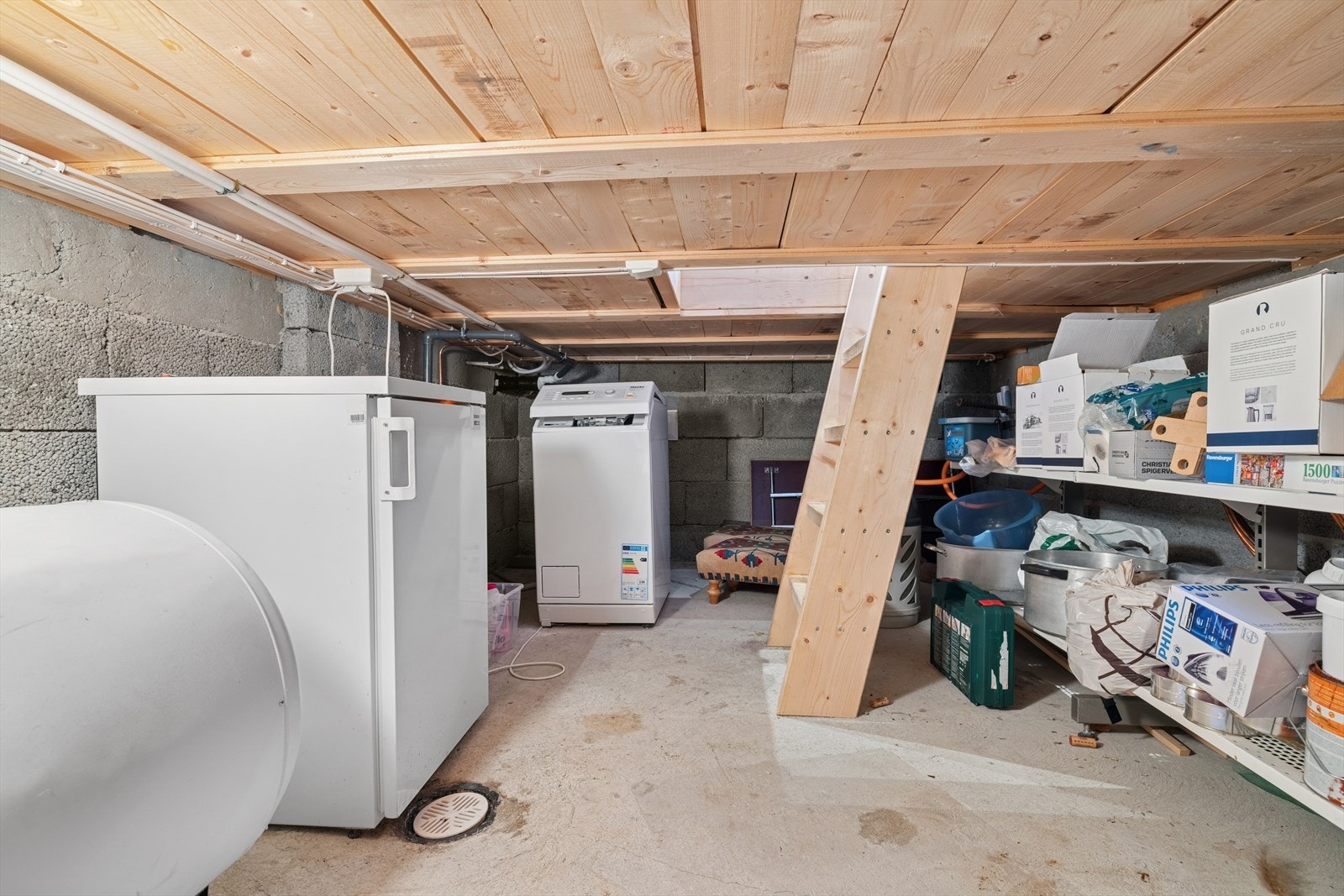 Kjeller med god plass for oppbevaring. Her er det også montert vaskemaskin. Galleribilde