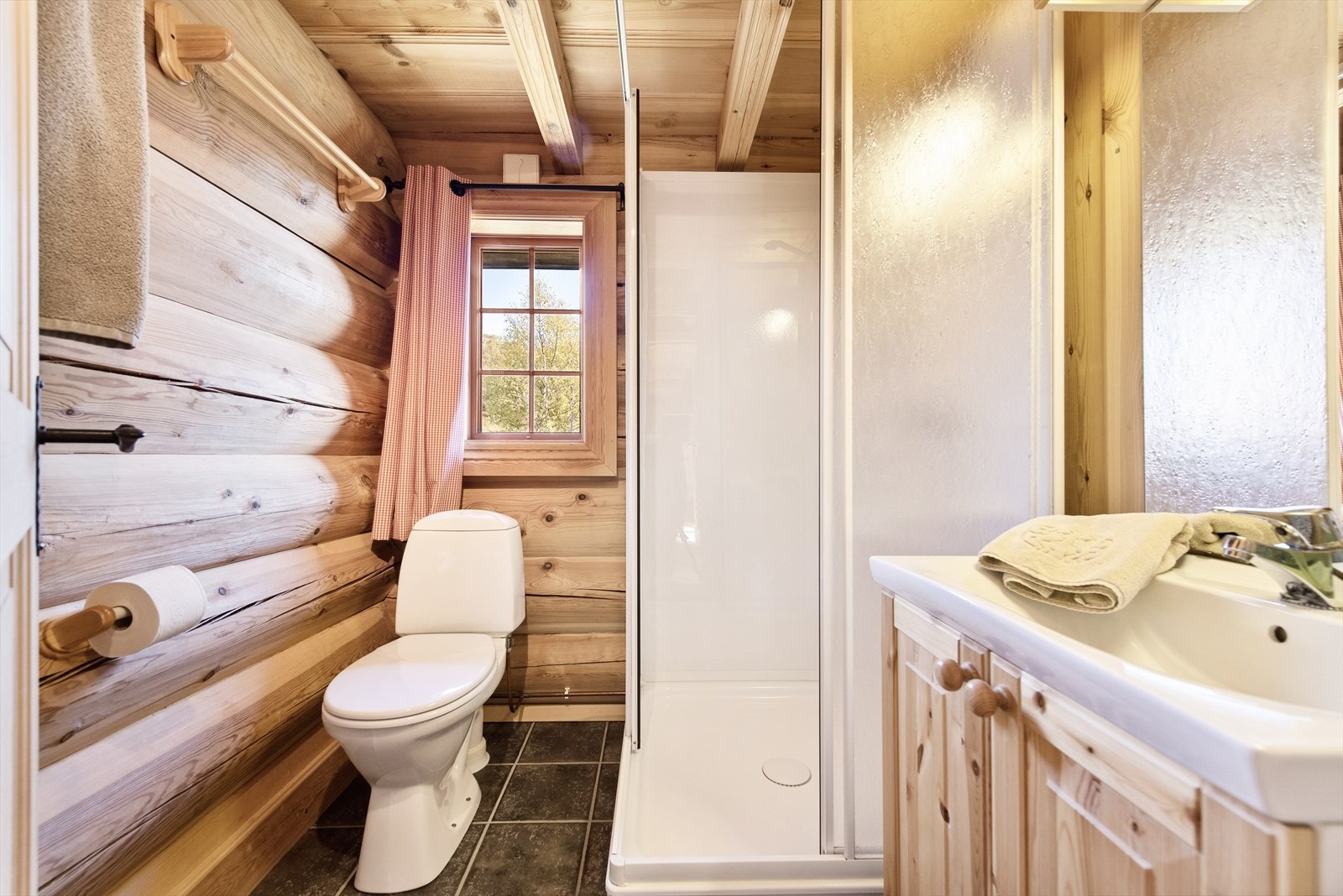 Hytta har to gode bad, et bad i hver sone. Galleribilde