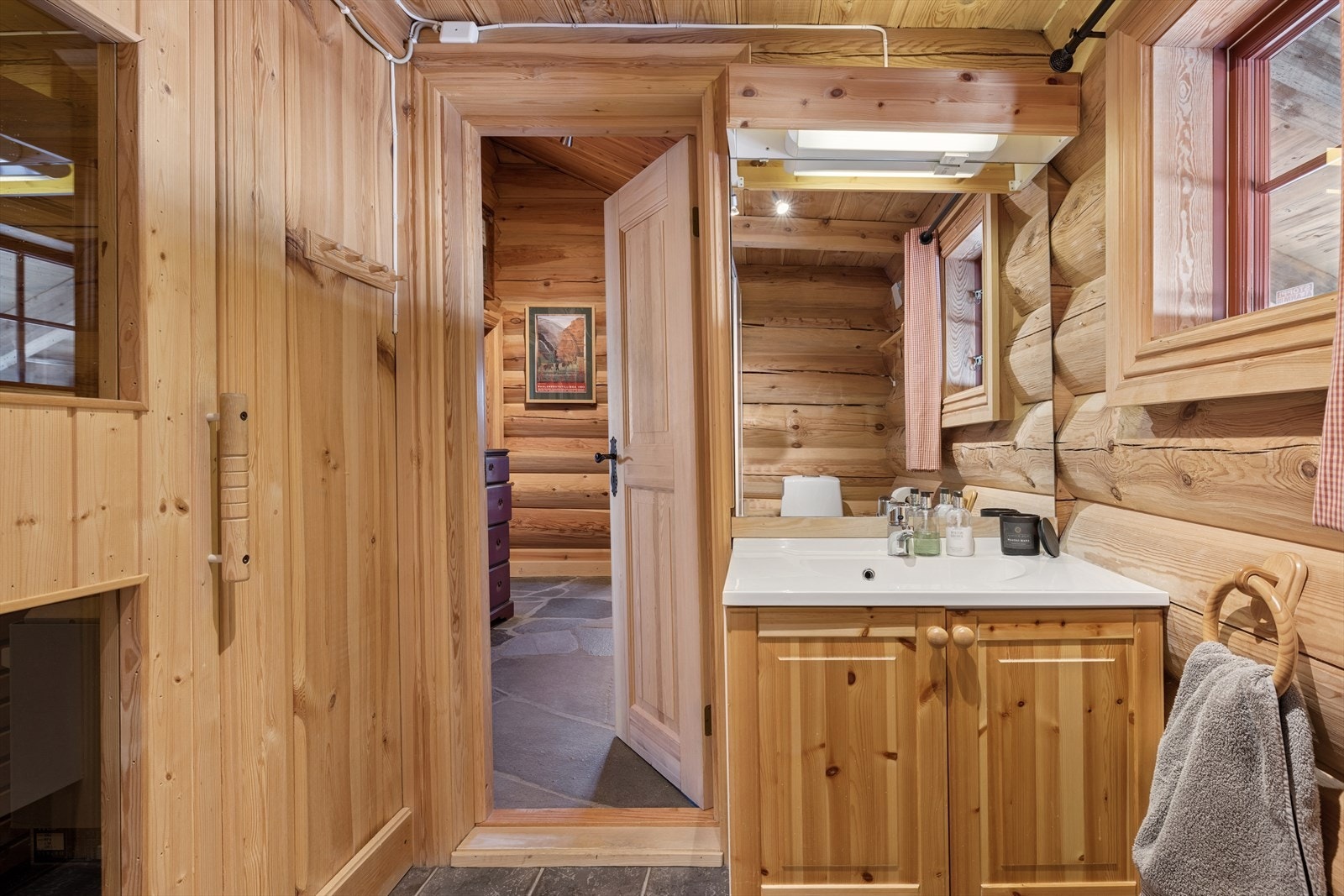 Hytta har to bad som begge er innredet med dusjkabinett, wc og baderomsinnredning. Dette badet ligger i tilkytning til hovedsoverom. Galleribilde