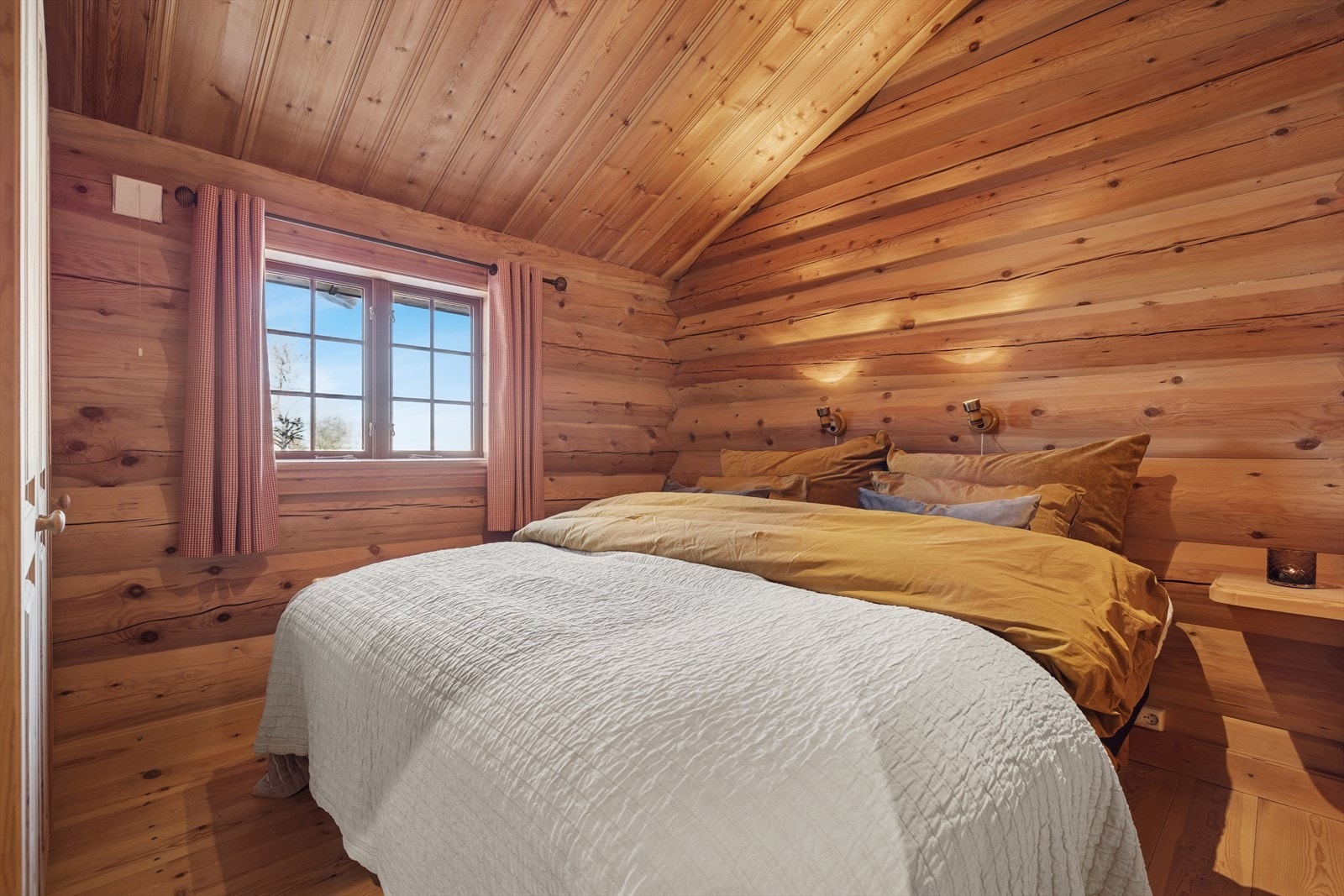 Hytta har fire soverom fordelt på to fløyer i hytta. Hovedsoverommet har god plass for dobbeltseng, nattbord og garderobeskap Galleribilde