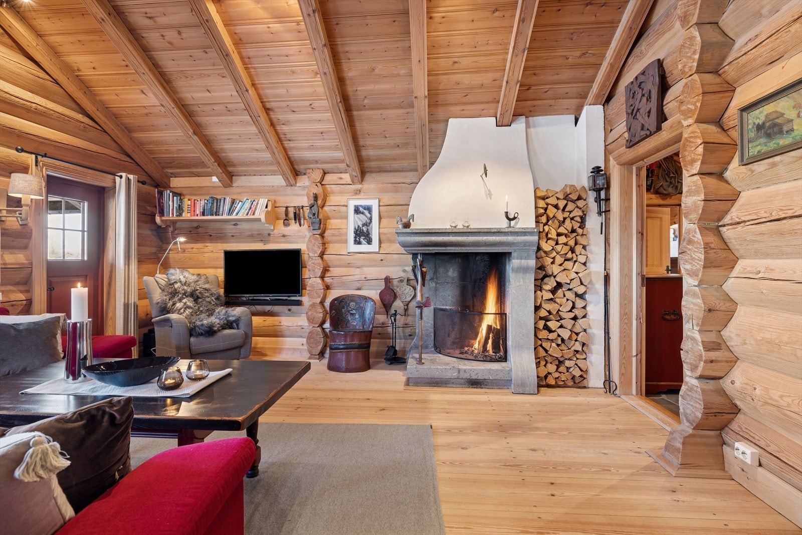 Hytta har gulv i heltre furu som er naglet. Gulvet er lagt med vendt legging Galleribilde