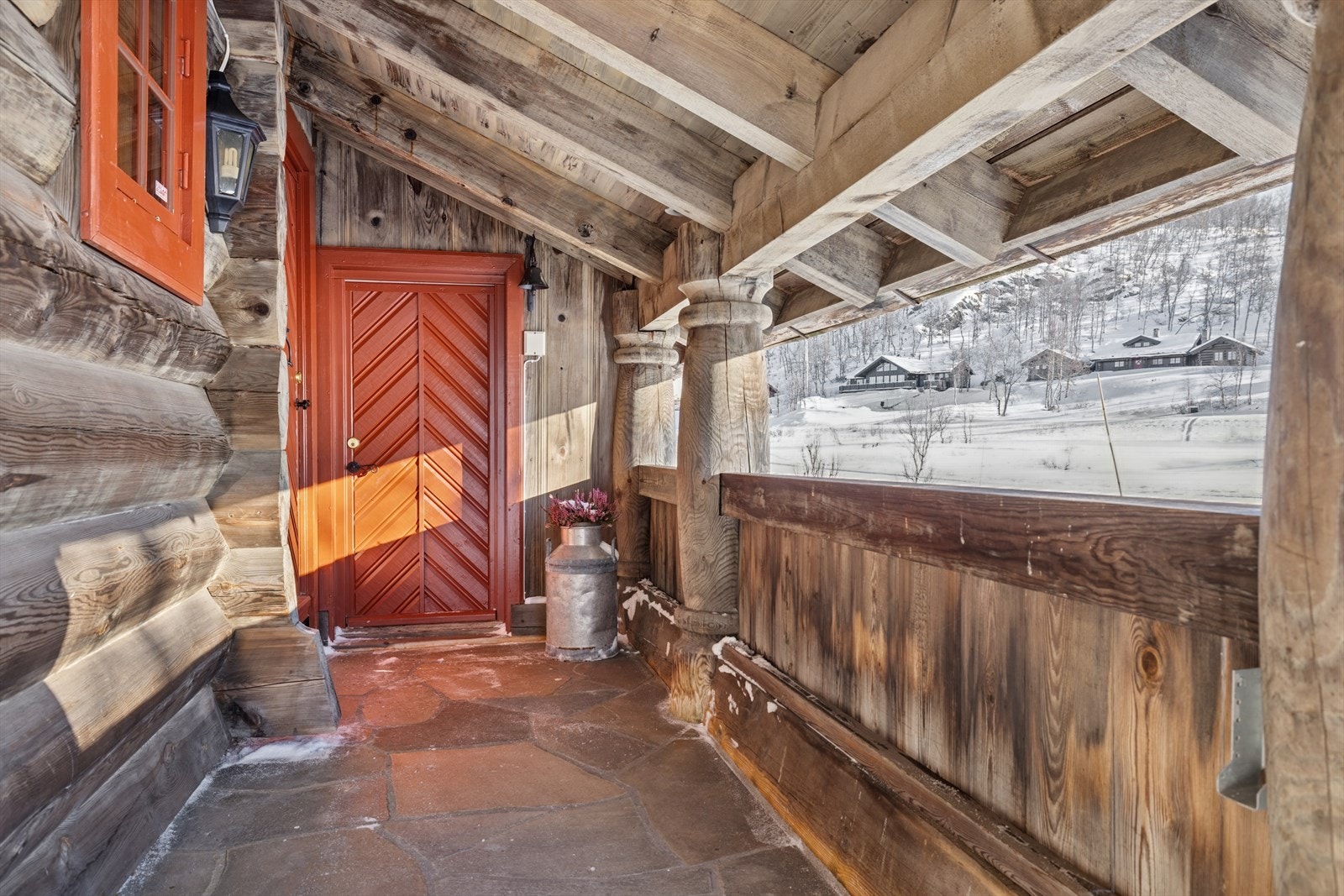 Svalegangen gir god beskyttelse mot vind og snø. Hytta har to innganger: én som fører til garderoberommet og én som fører til hallen. Galleribilde