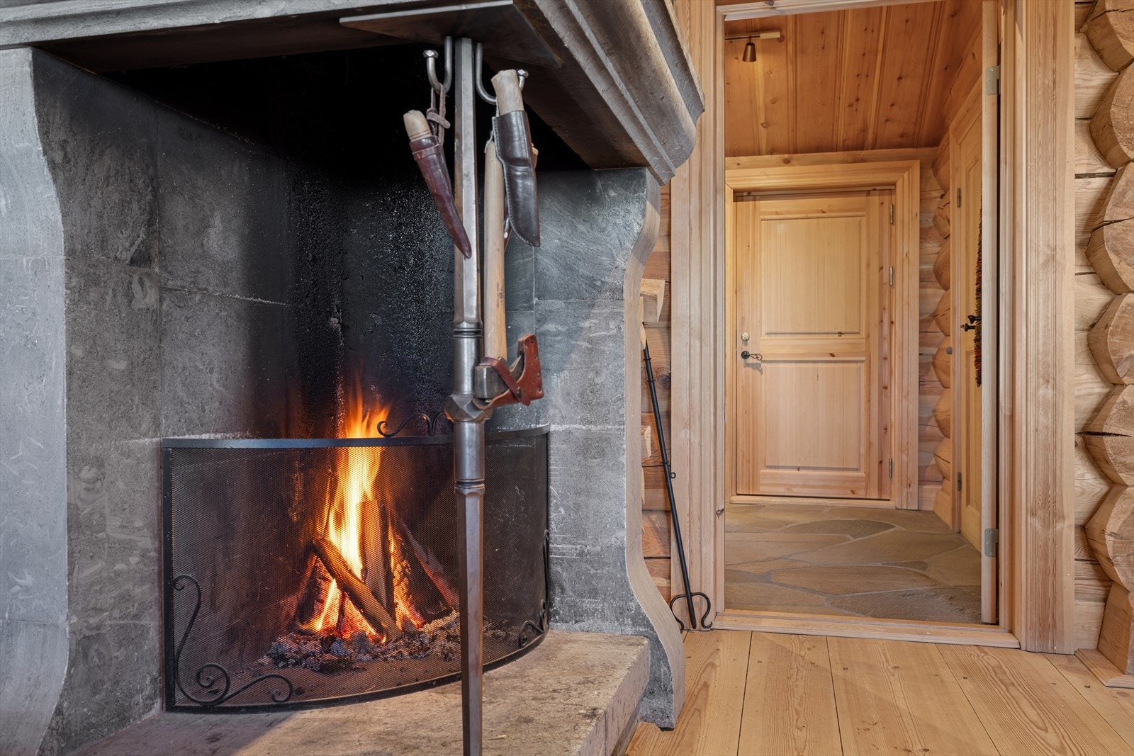 Den vakre klebersteins peisen er et smykke i rommet. Klebersteinen magasinerer varme slik at minst mulig varme går til spille. Galleribilde