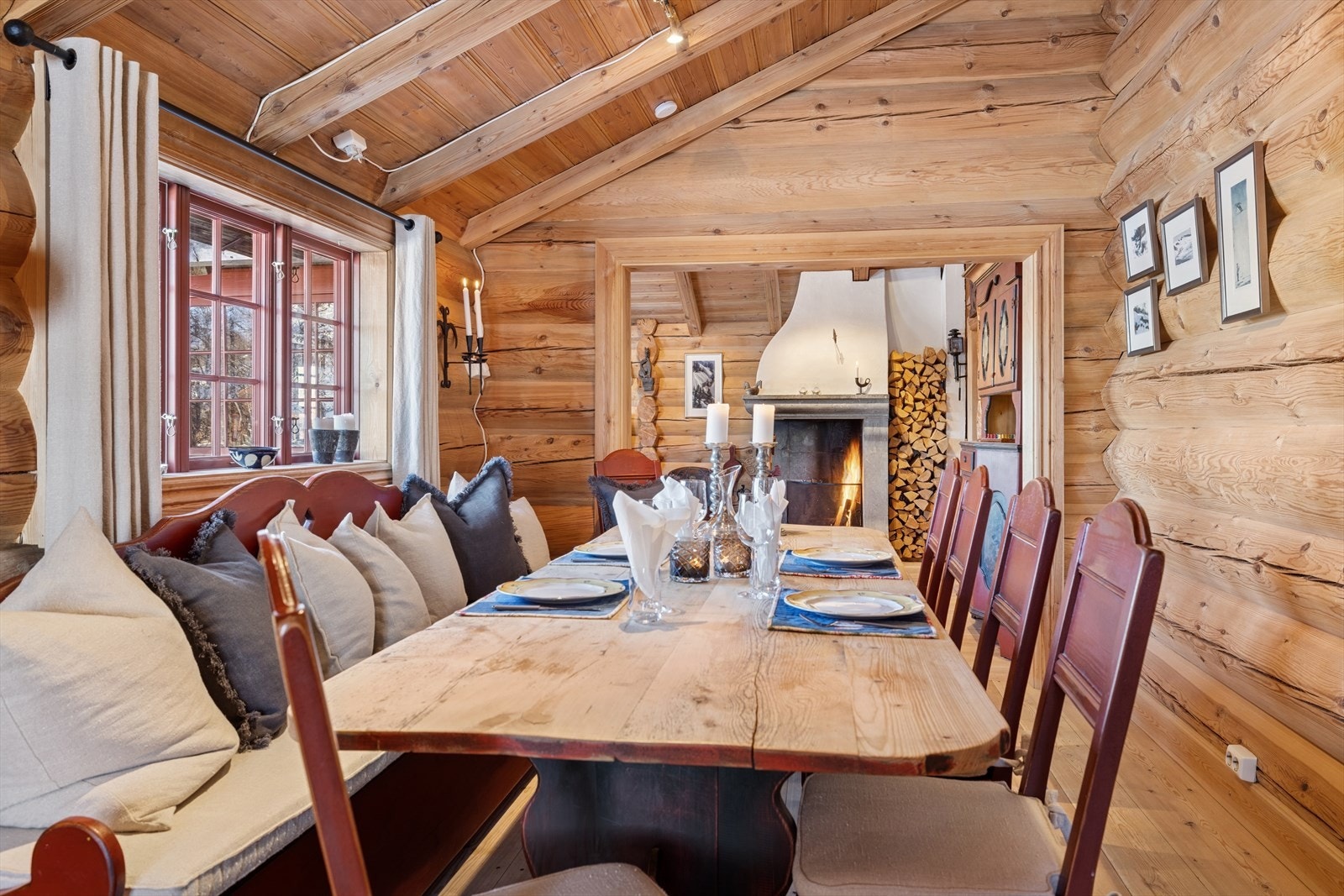 Her kan langbordet dekkes med plass til alle hyttas gjester. Galleribilde