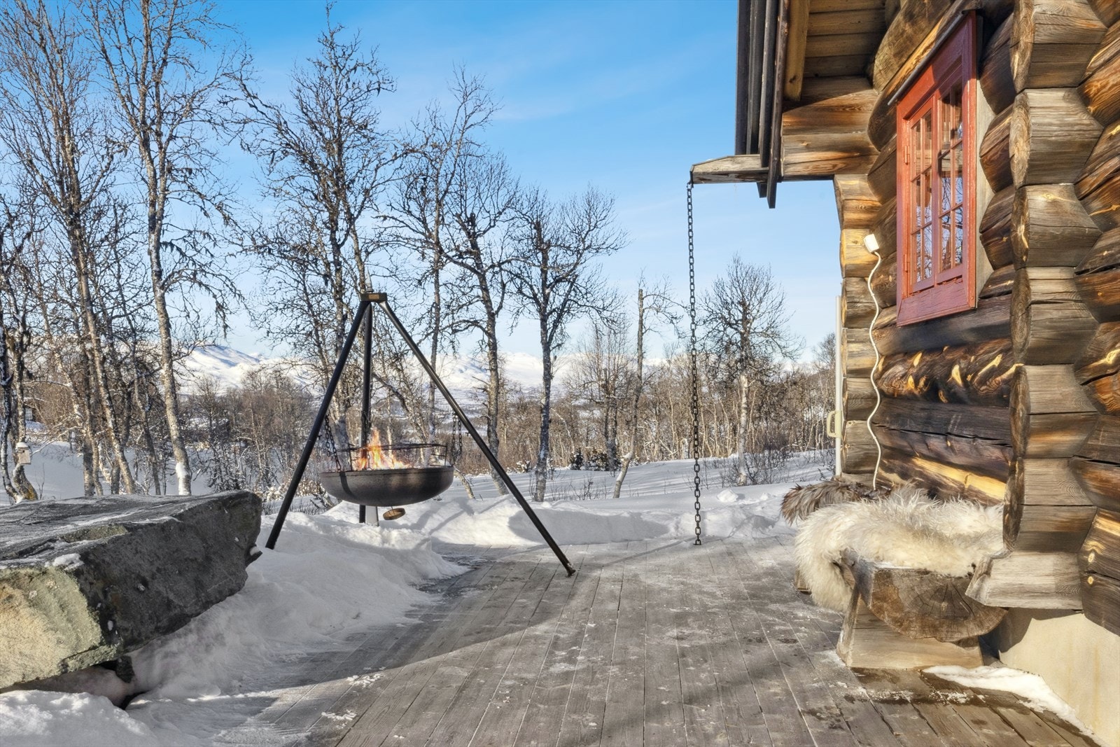 Terrassen strekker seg rundt to sider av hytta, og gir muligheter til å nyte solen fra morgen til kveld. Galleribilde