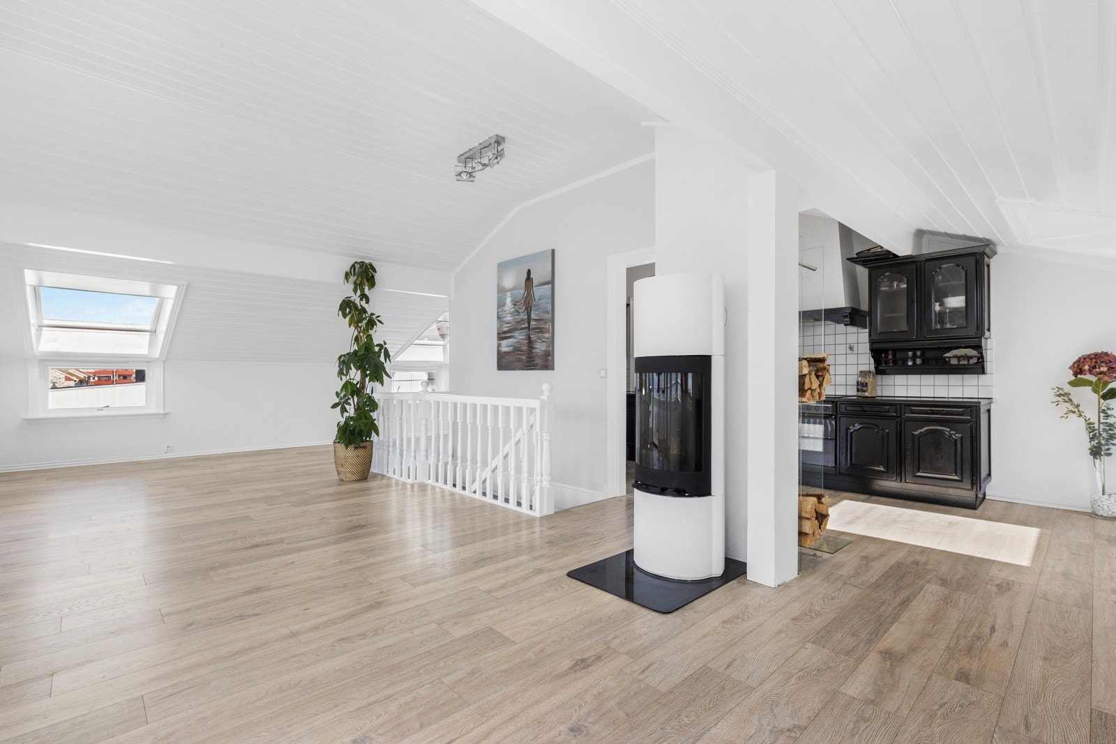 Det er peisovn i stuen. Galleribilde