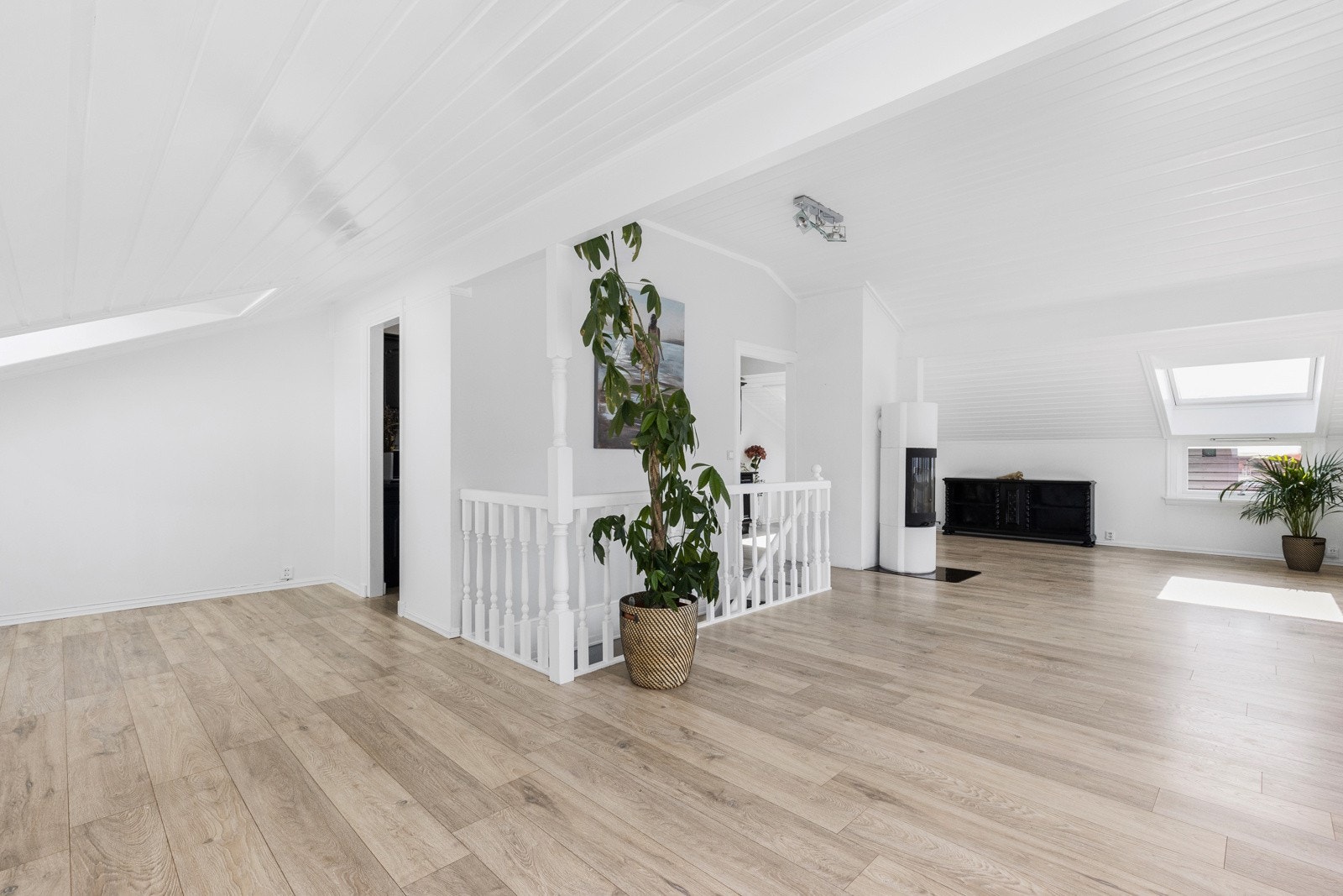 Stuen har plass til både sofa og stor spisestue. Galleribilde