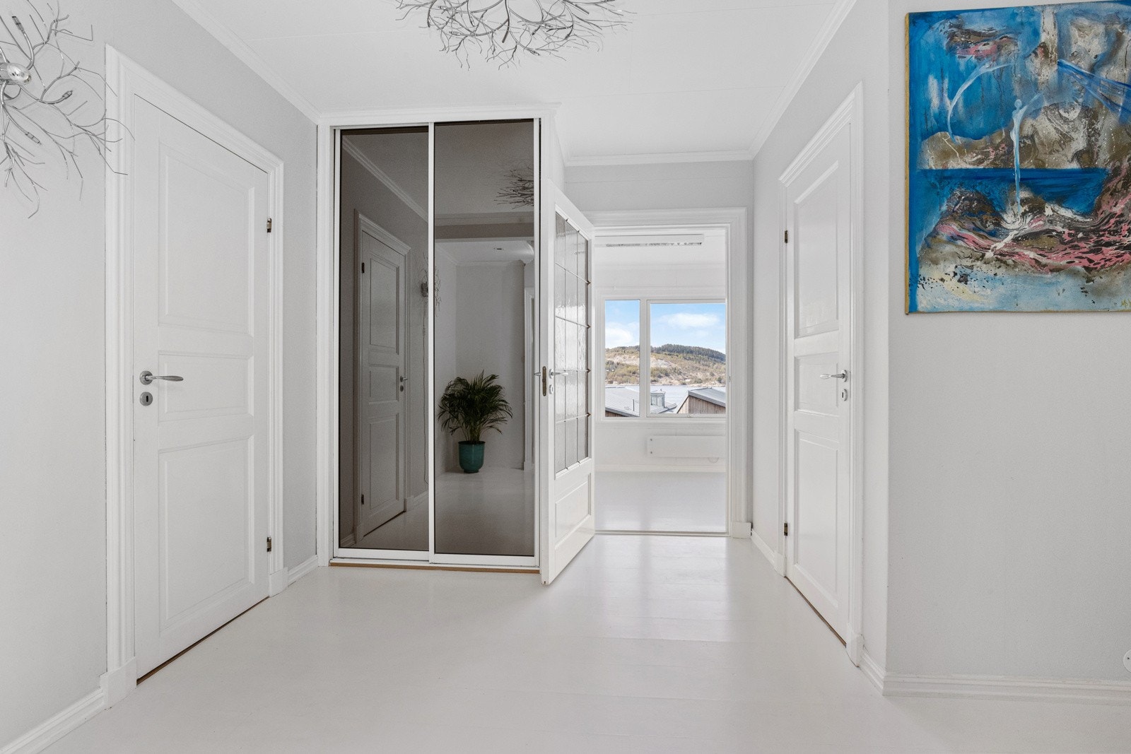 I gangen er det praktisk skyvedørsgarderobe. Galleribilde