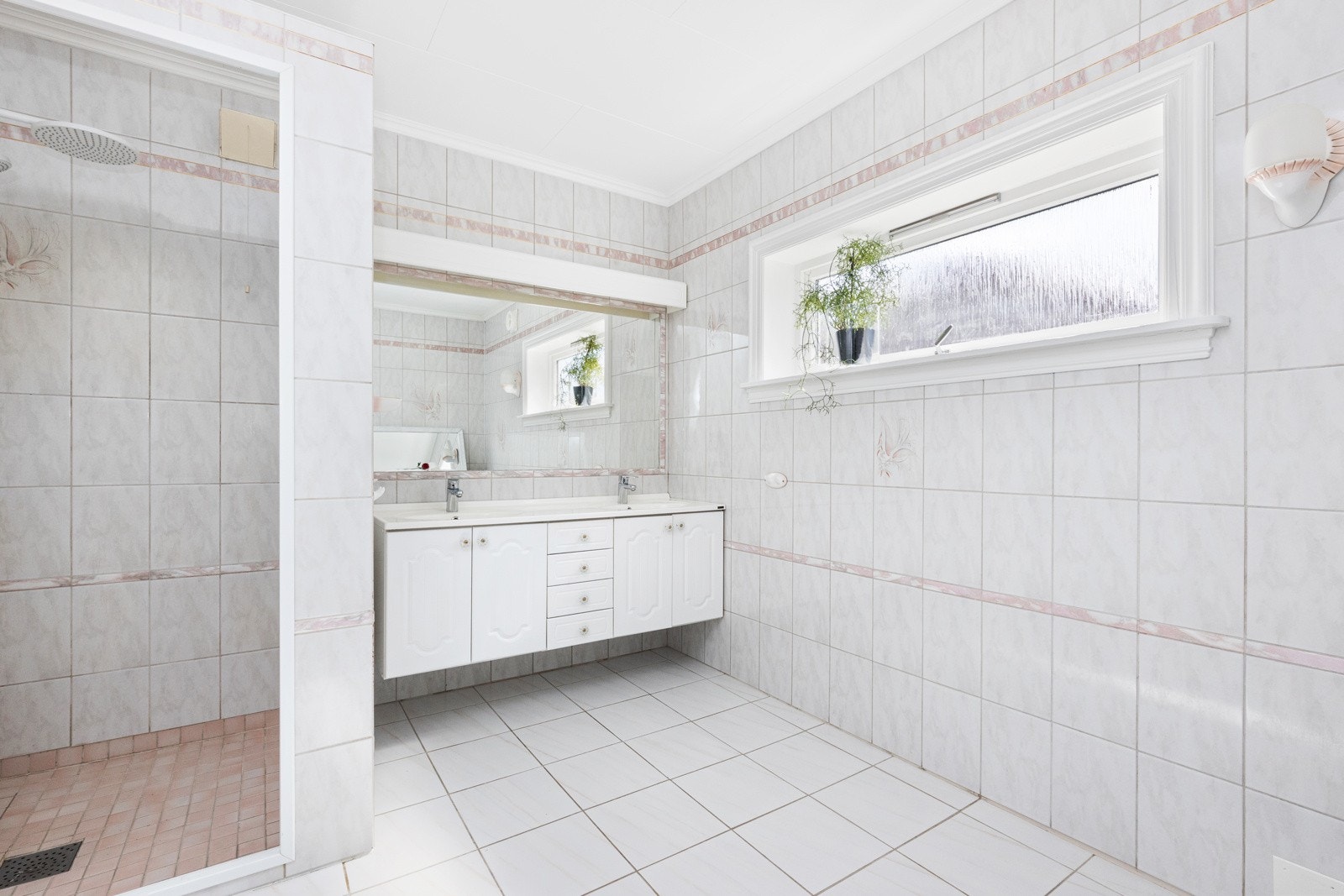 Romslig baderom med behov for renovering. Galleribilde