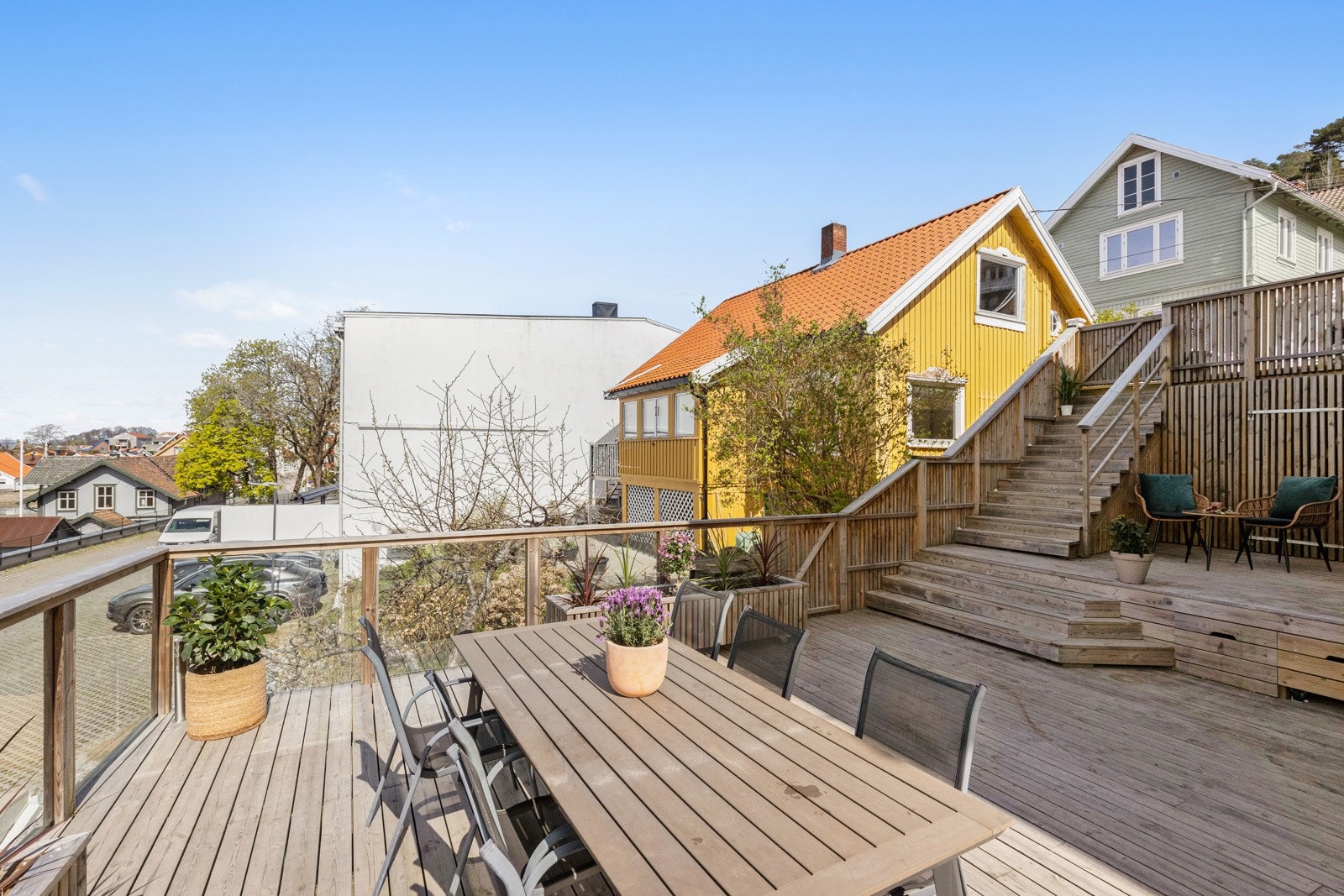 Stor terrasse rett på utsiden av underetasjen Galleribilde