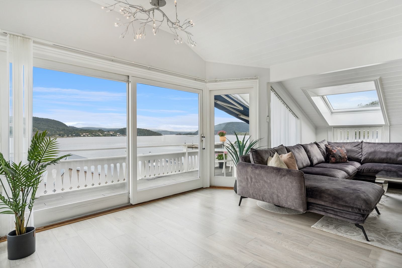 Sjønær enebolig med fantastisk fjordutsikt. Velkommen til visning. Galleribilde