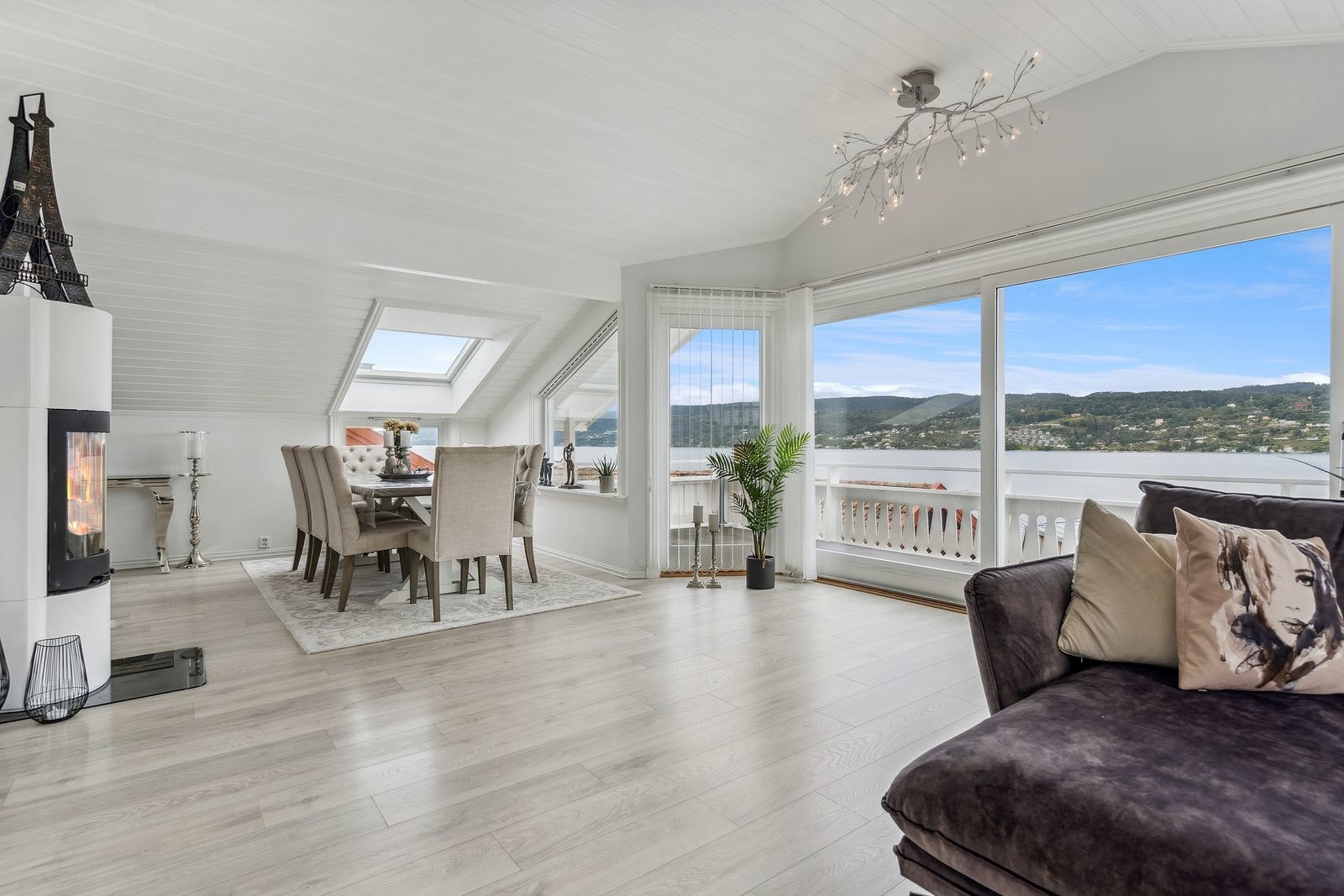 Utsikten fra stuen er 180 grader Galleribilde