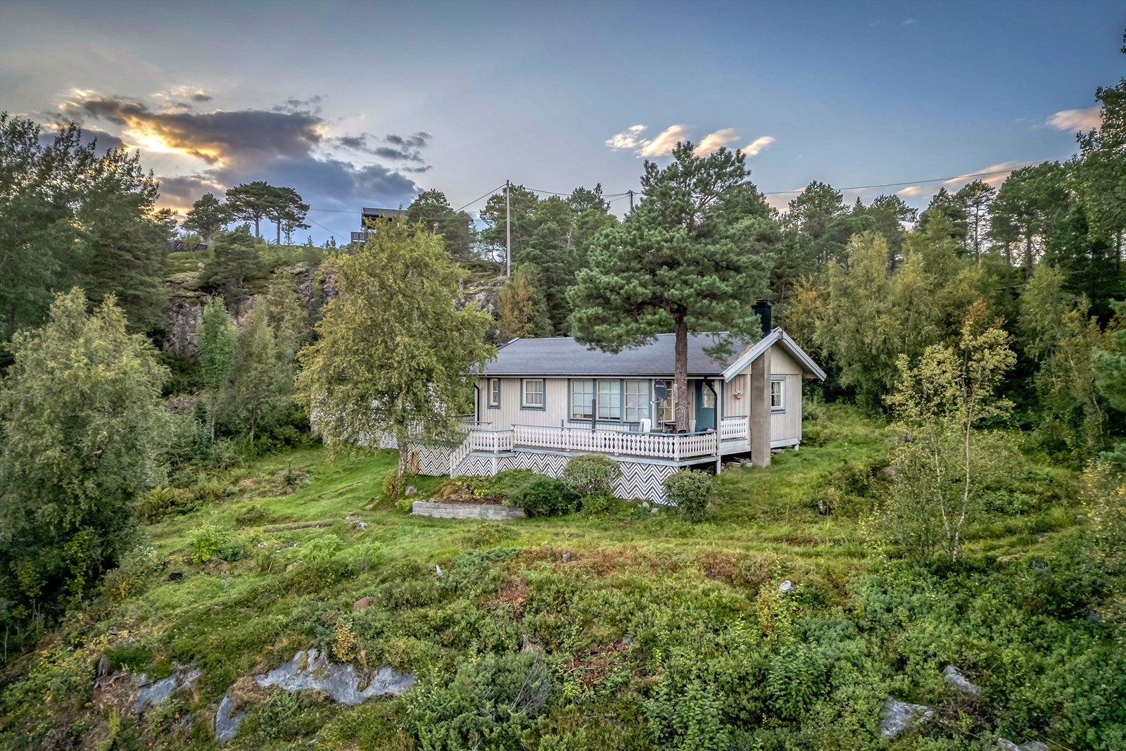 Det er stor altan mot sjøen med flott utsikt. Galleribilde