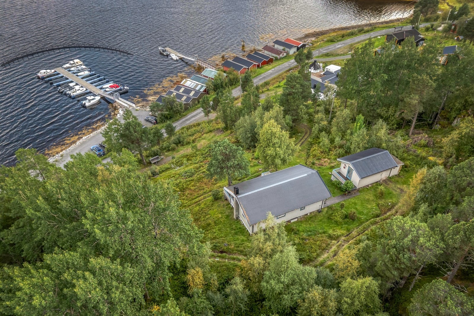 Tomten består av naturtomt, men også noe opparbeidet plen og prydbusker. Galleribilde