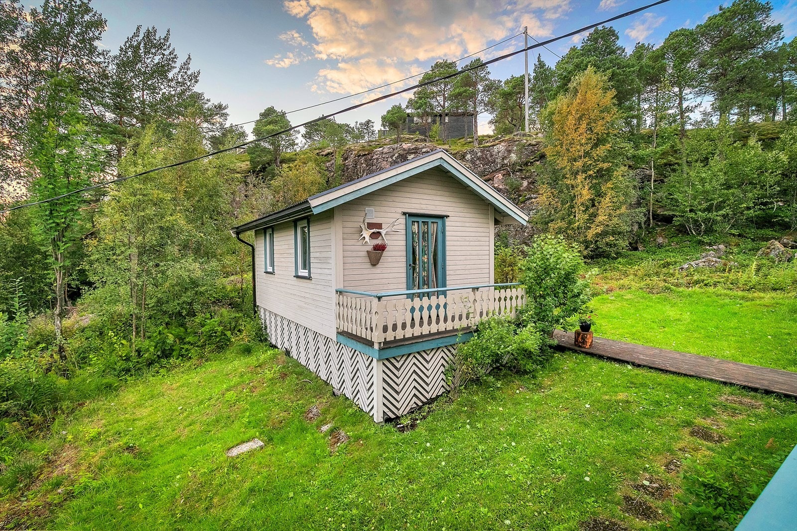 På tomten står det et anneks som er delt inn i en beboelsesdel og en del til garasje/uthus. Galleribilde